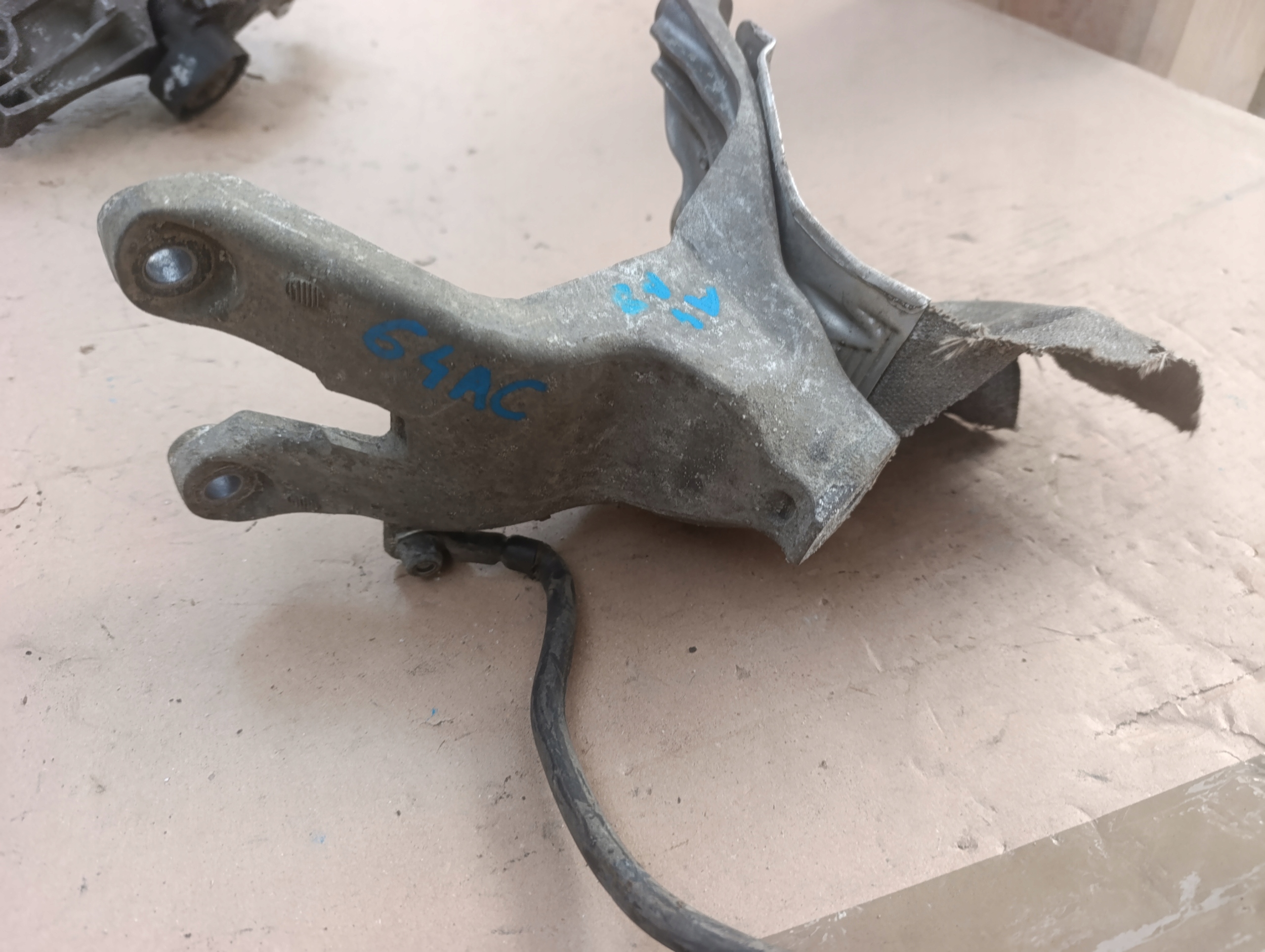 holder engine mount Audi A4 B8