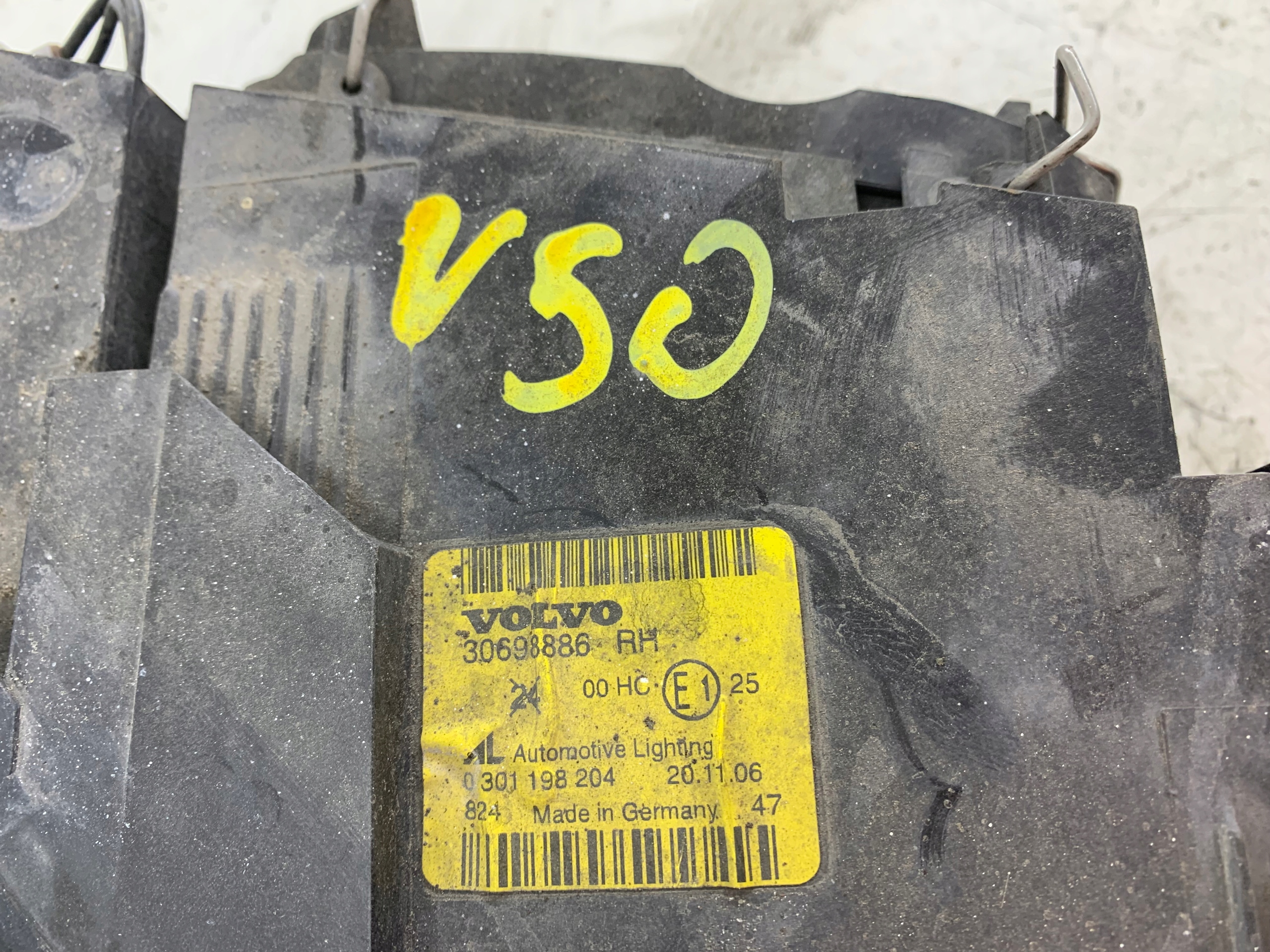 VOLVO V50 II light right front 30698886 LADNA