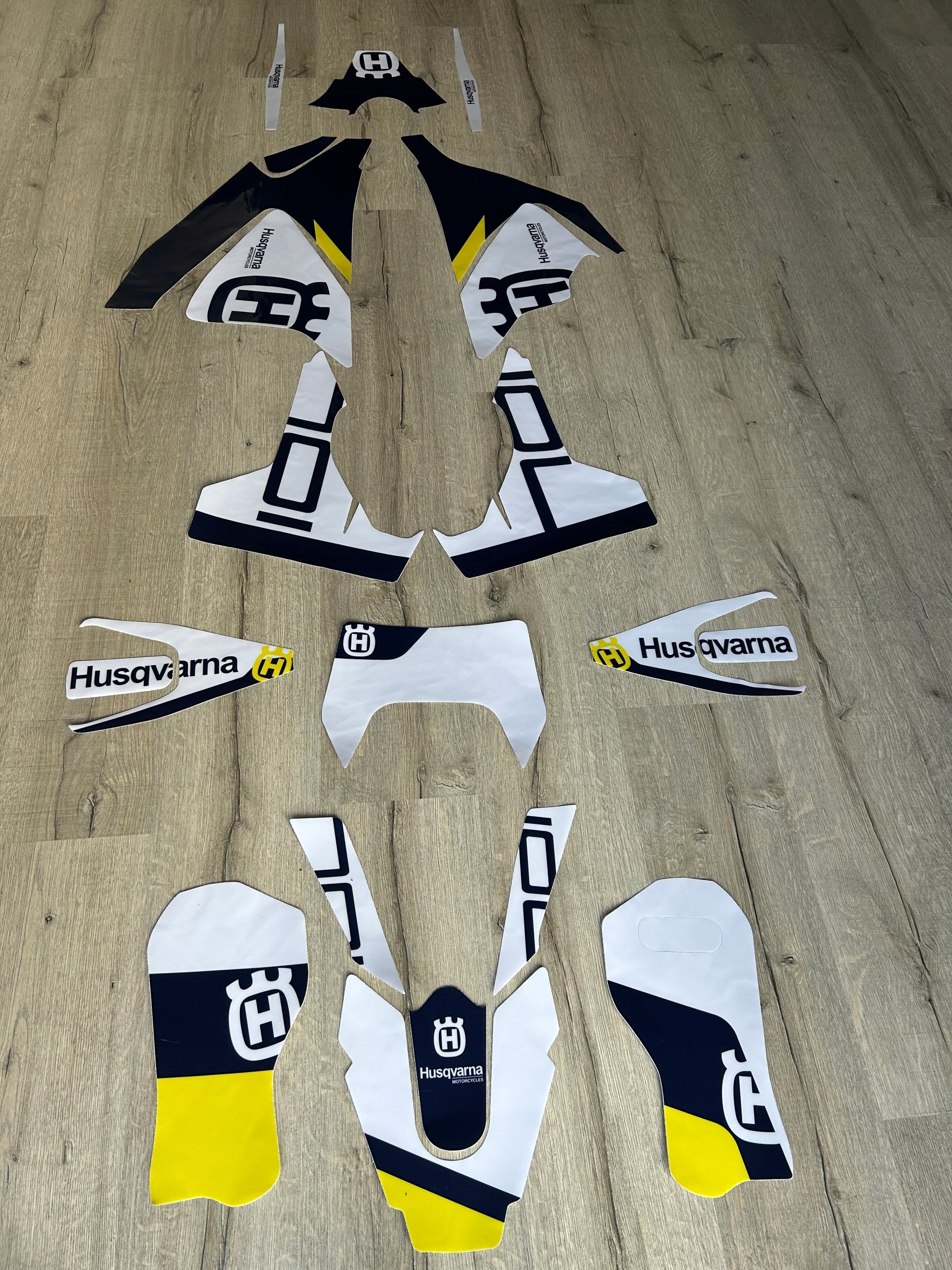 Husqvarna 701 Enduro 16-20 bielo-granátovo-žltá dyha z Talianska Cubamoto