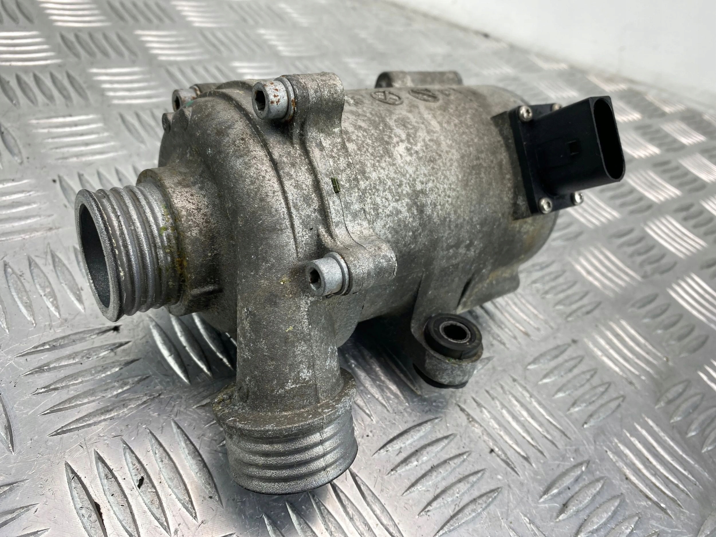 BMW X1 E84 xDrive 20i N20B20 water pump 7597715