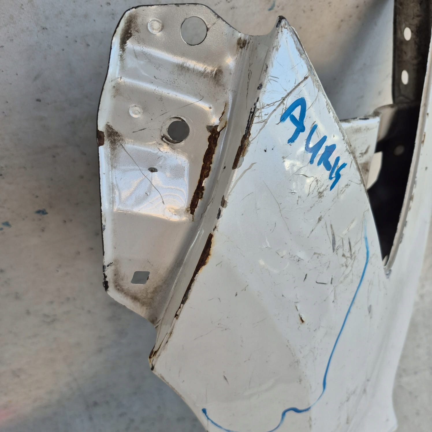 TOYOTA AURIS and 1 LIFT 09-13 fender front front left