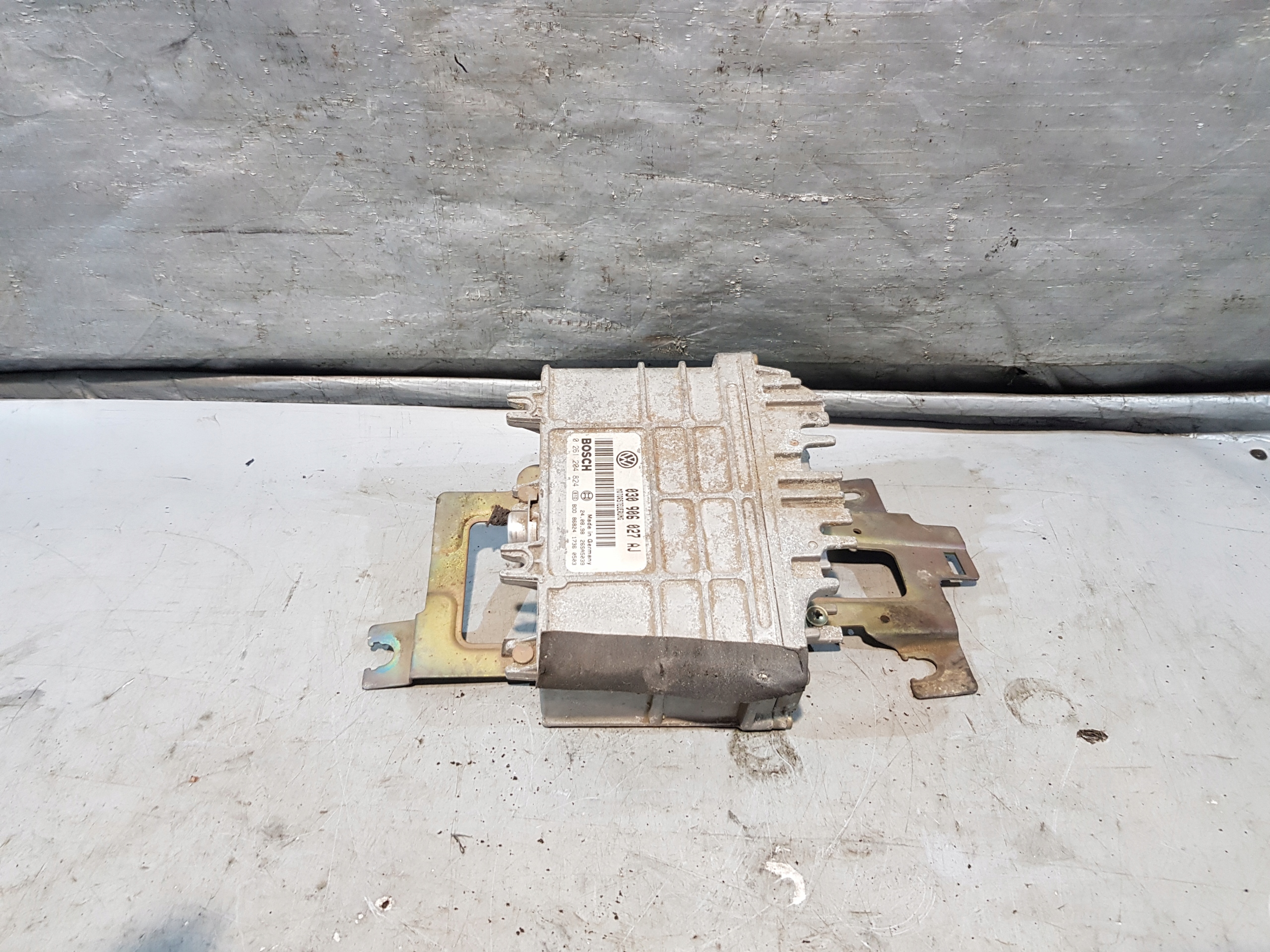 control unit computer of the engine VW POLO III 6N 1.0 8V 030906027AJ
