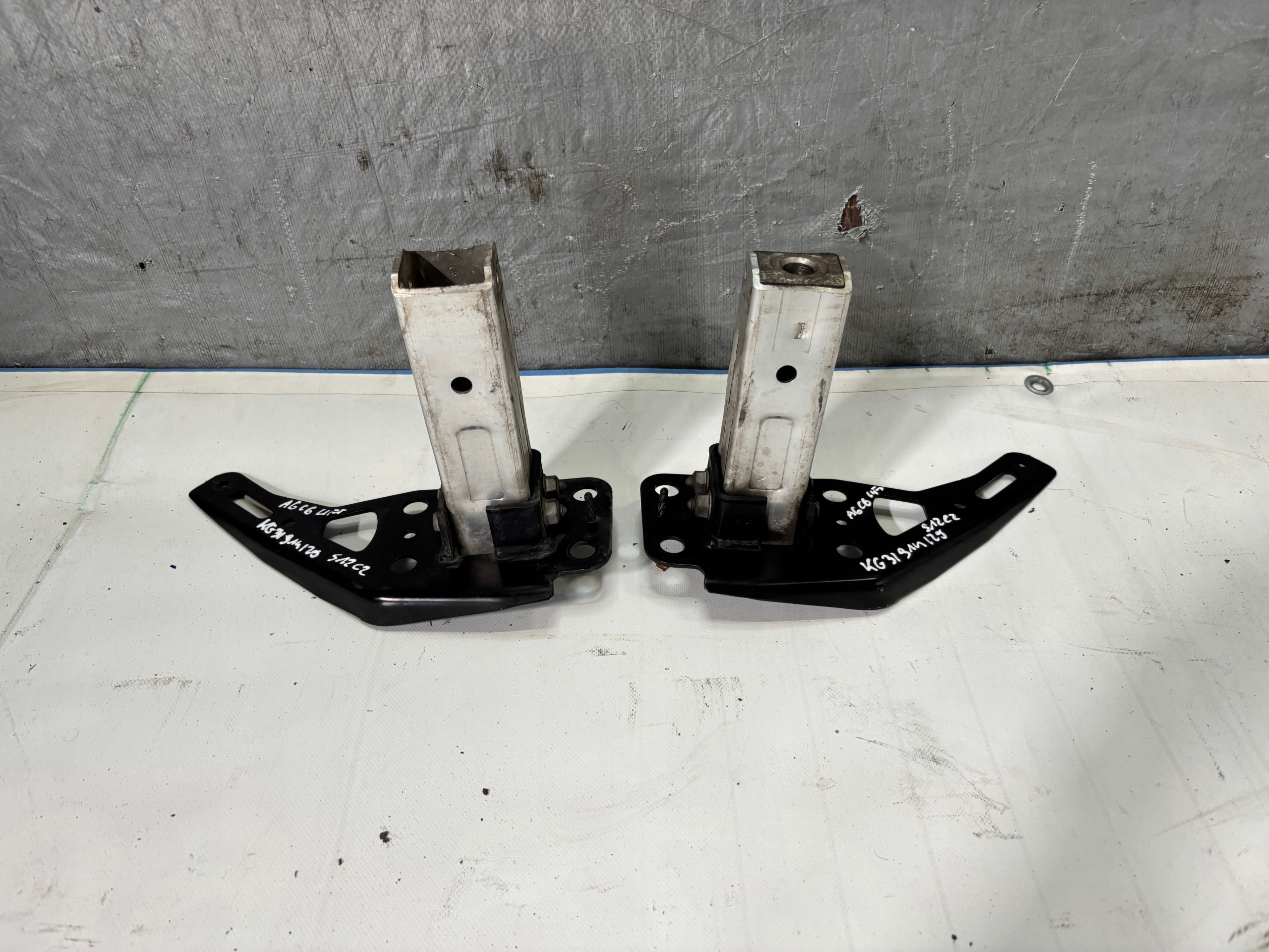 Strefy zgniotu front Audi A6 C6 lift 4F0807134 13S