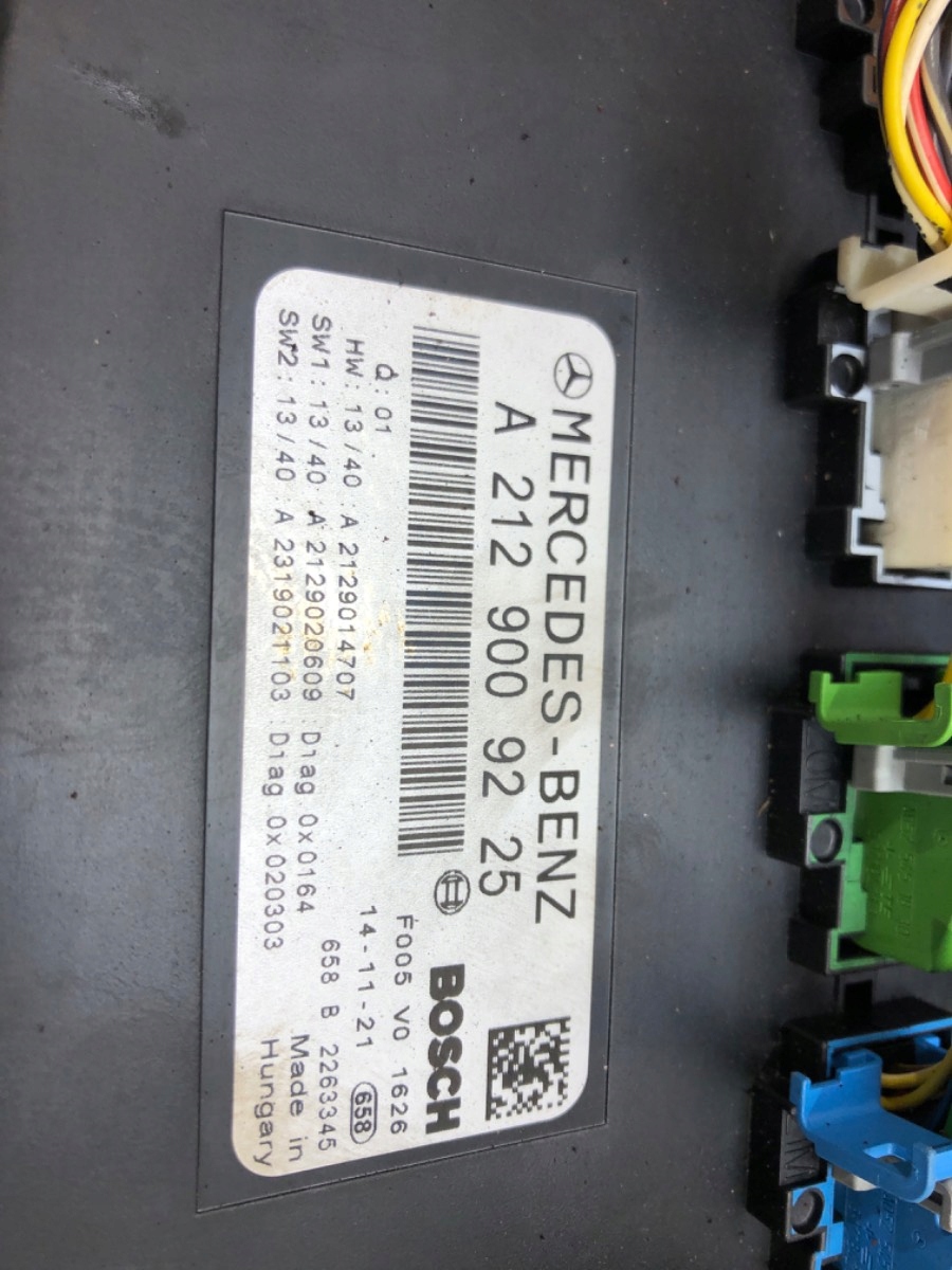 SKRZYNKA BEZPIECZNIKÓW MERCEDES E S212 A2129009225 Producent części OEM