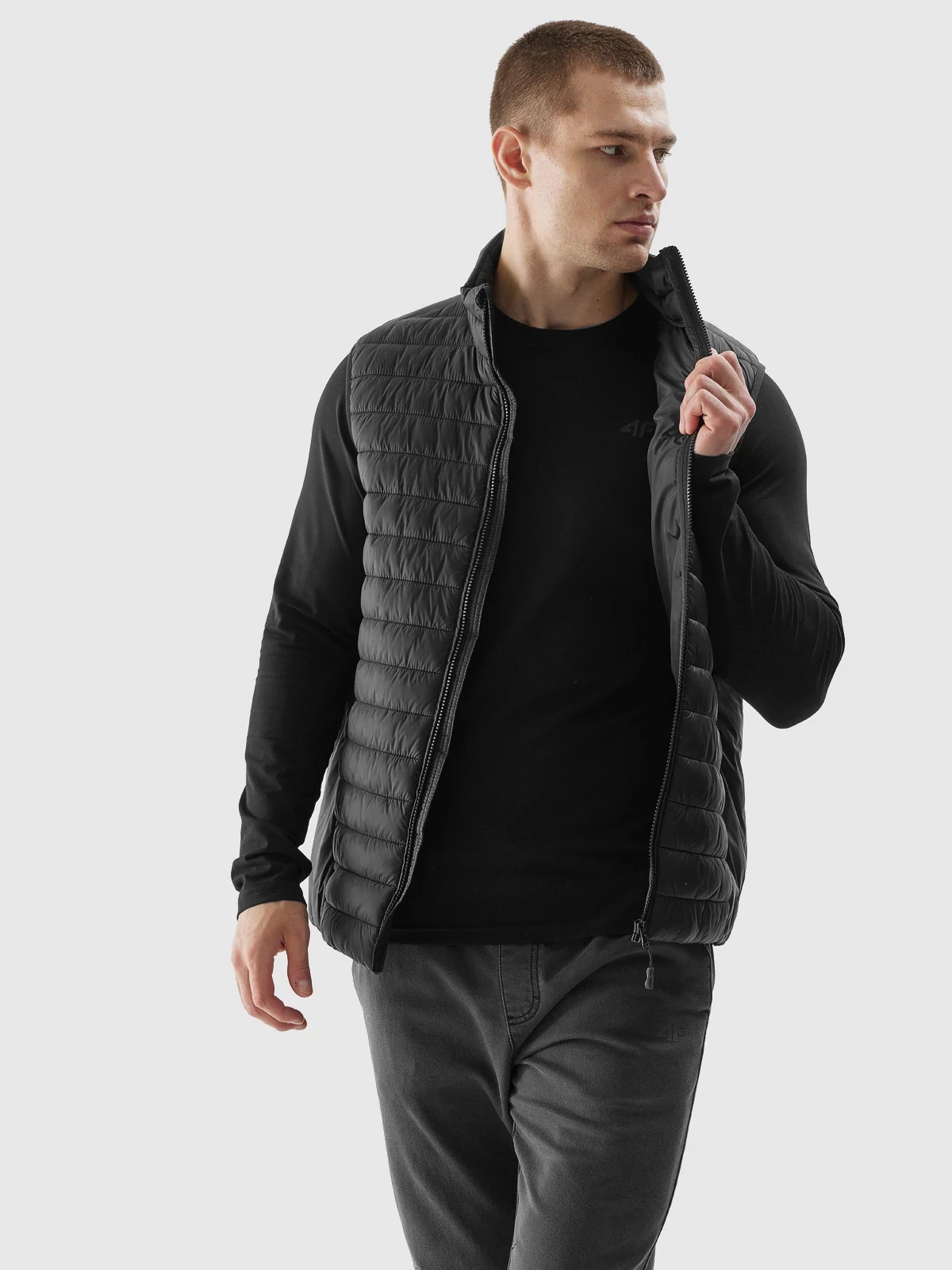 4F BEZRĘKAWNIK MĘSKI KAMIZELKA 4FAW23TVESM062 20 R-XL Wzór dominujący logo