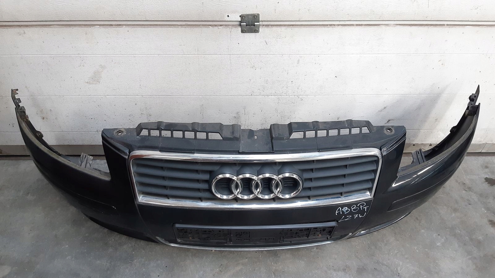 bumper front front Audi A3 8P 1,6 MPI LZ9W