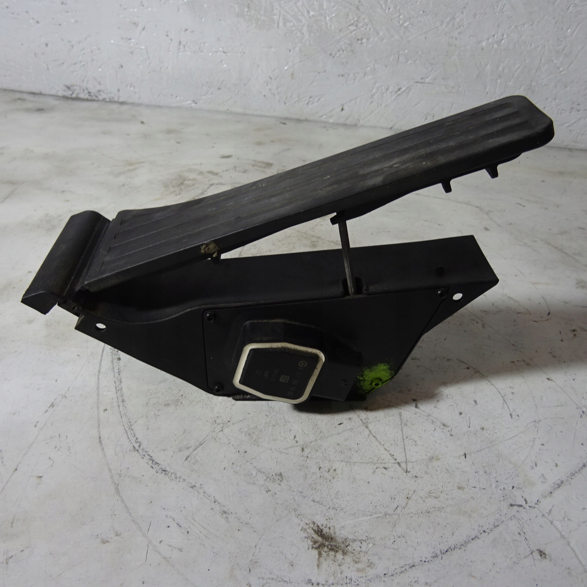 MERCEDES E W212 2.2CDI accelerator pedal A2223001000