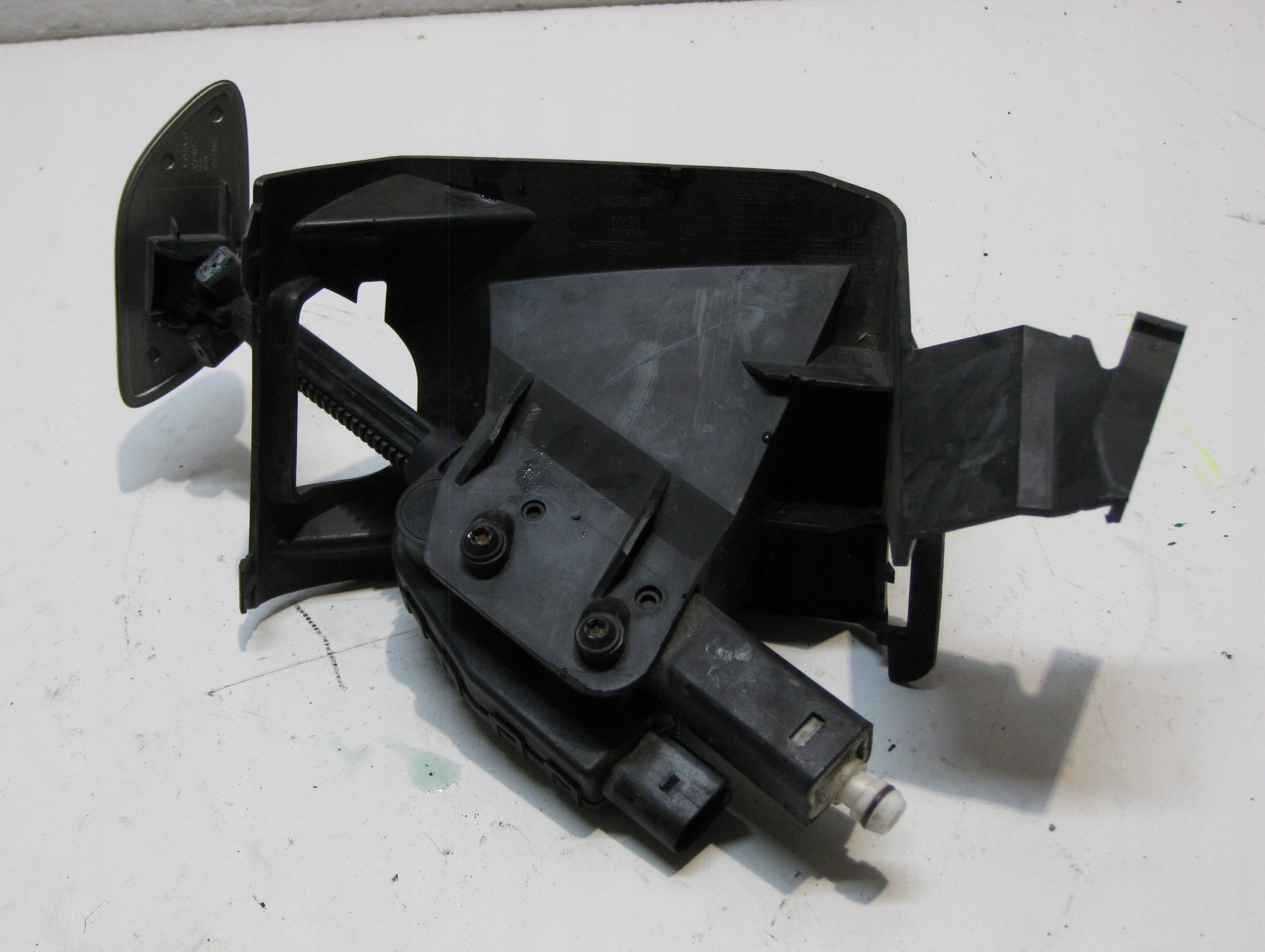 VOLVO V70 2.0 D 09R washer lights spoiler holder left 30764183