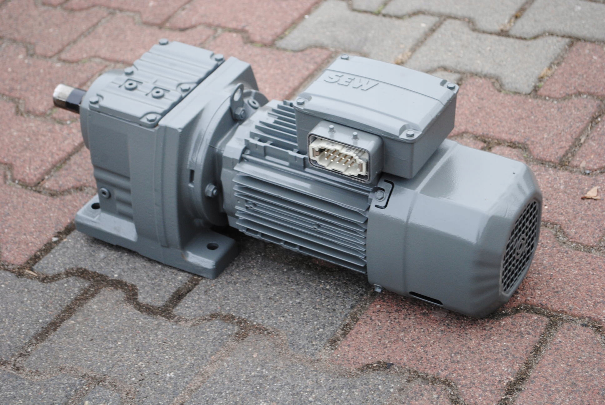 Motoreduktor 0.75kw. 18obr./min. z hamulcem. SEW Kod producenta 01.7563945522.0003X18