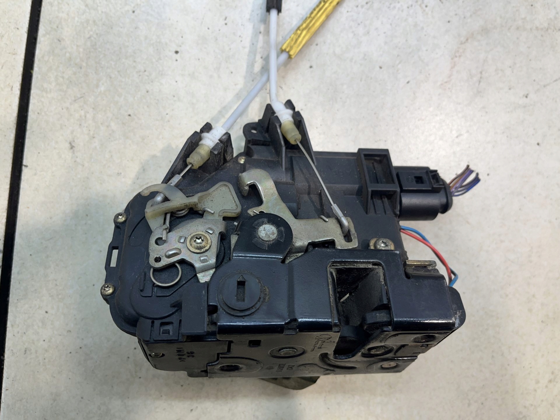 lock door left rear part 9PIN AUDI A6 C5 KOMBI