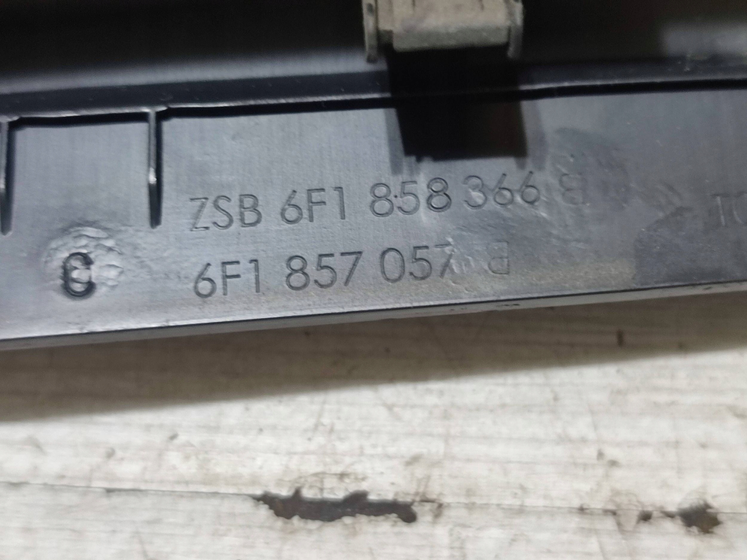 Seat Arona 2019 left side Element of the dashboard rozdzielczej / dol