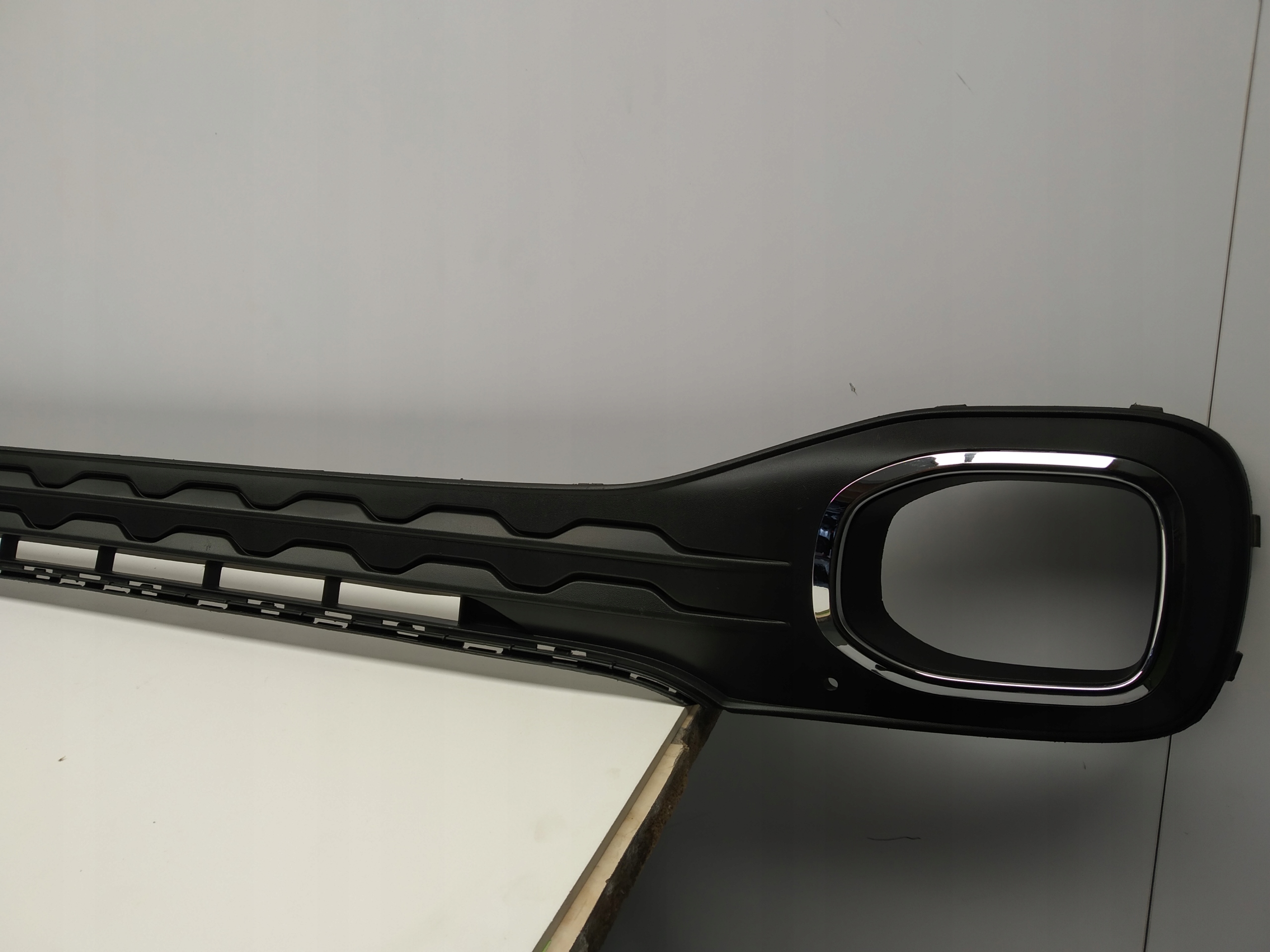 Vw T Cross grid chrom of a bumper front central OM 2gm moulding cap