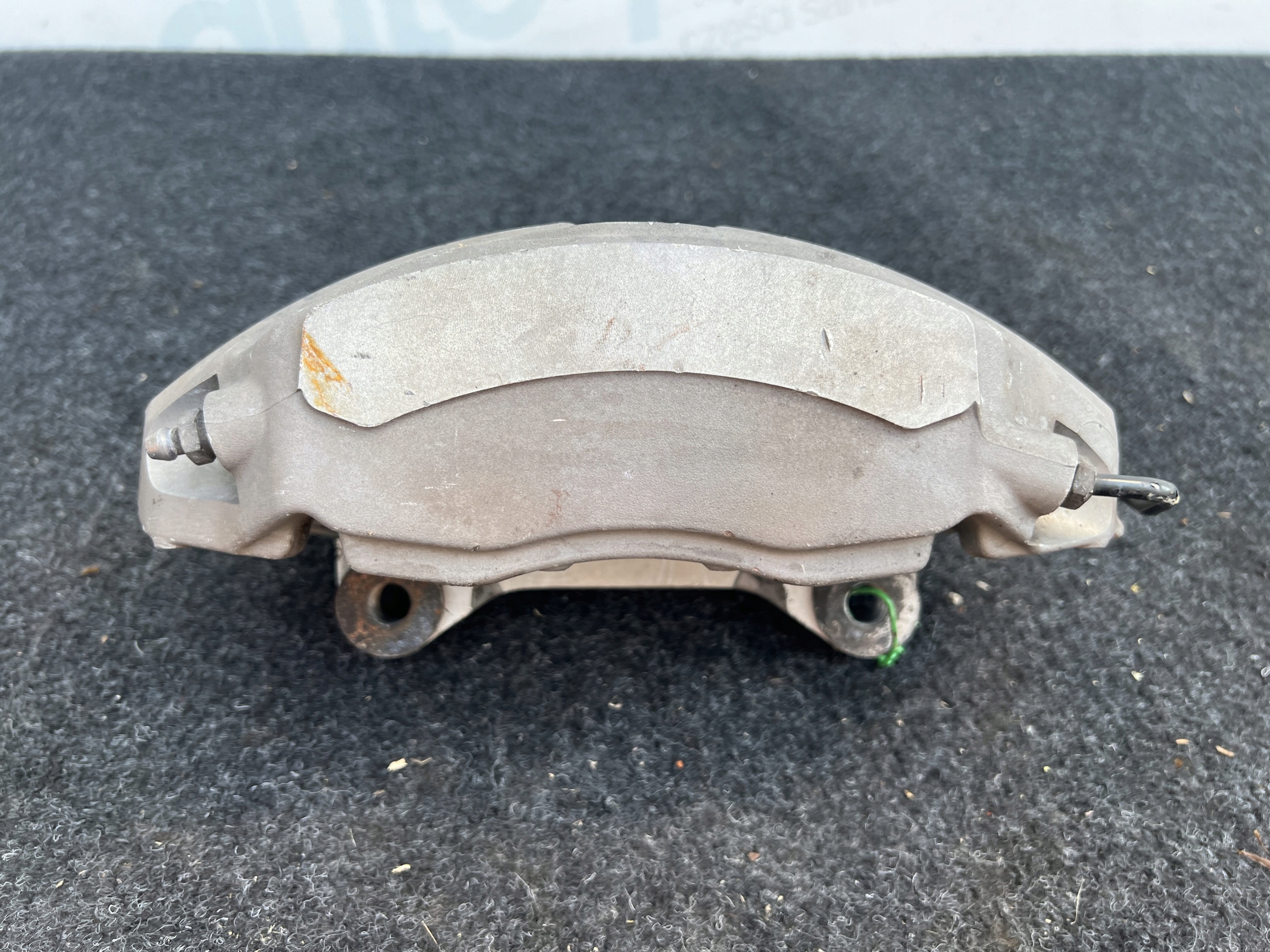 AUDI A4 B9 A5 ZACISK HAMULCOWY PRZEDNI LEWY 8W05BG