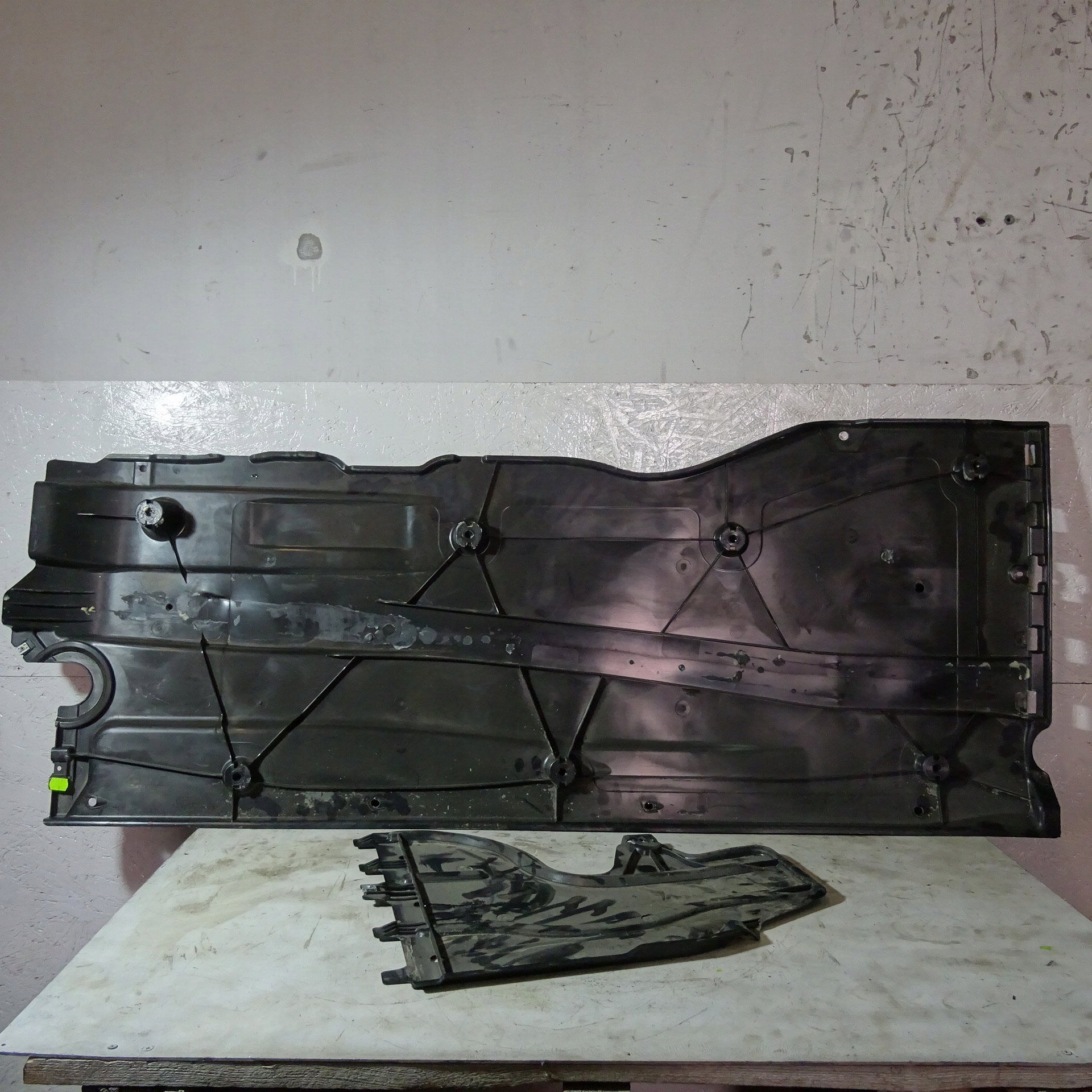 SEAT LEON IV 4 HB cover chassis left 5WA825201E