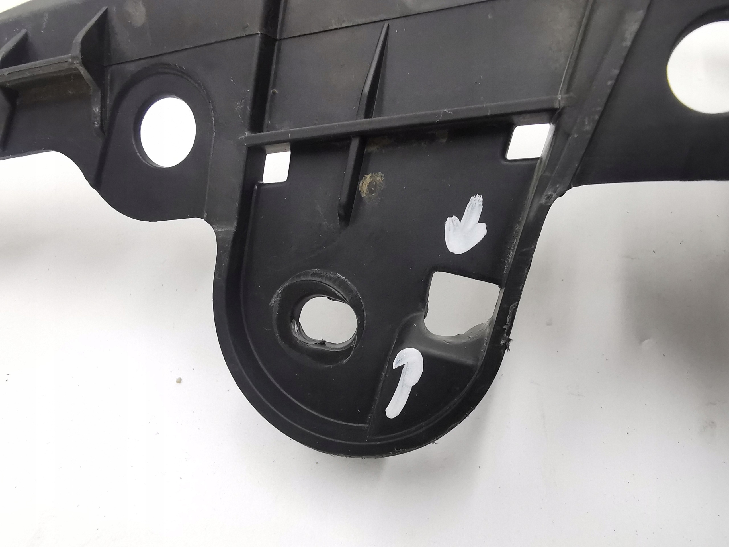 wall support front of a bumper GRILLA TOYOTA COROLLA E21 / 53114-02530