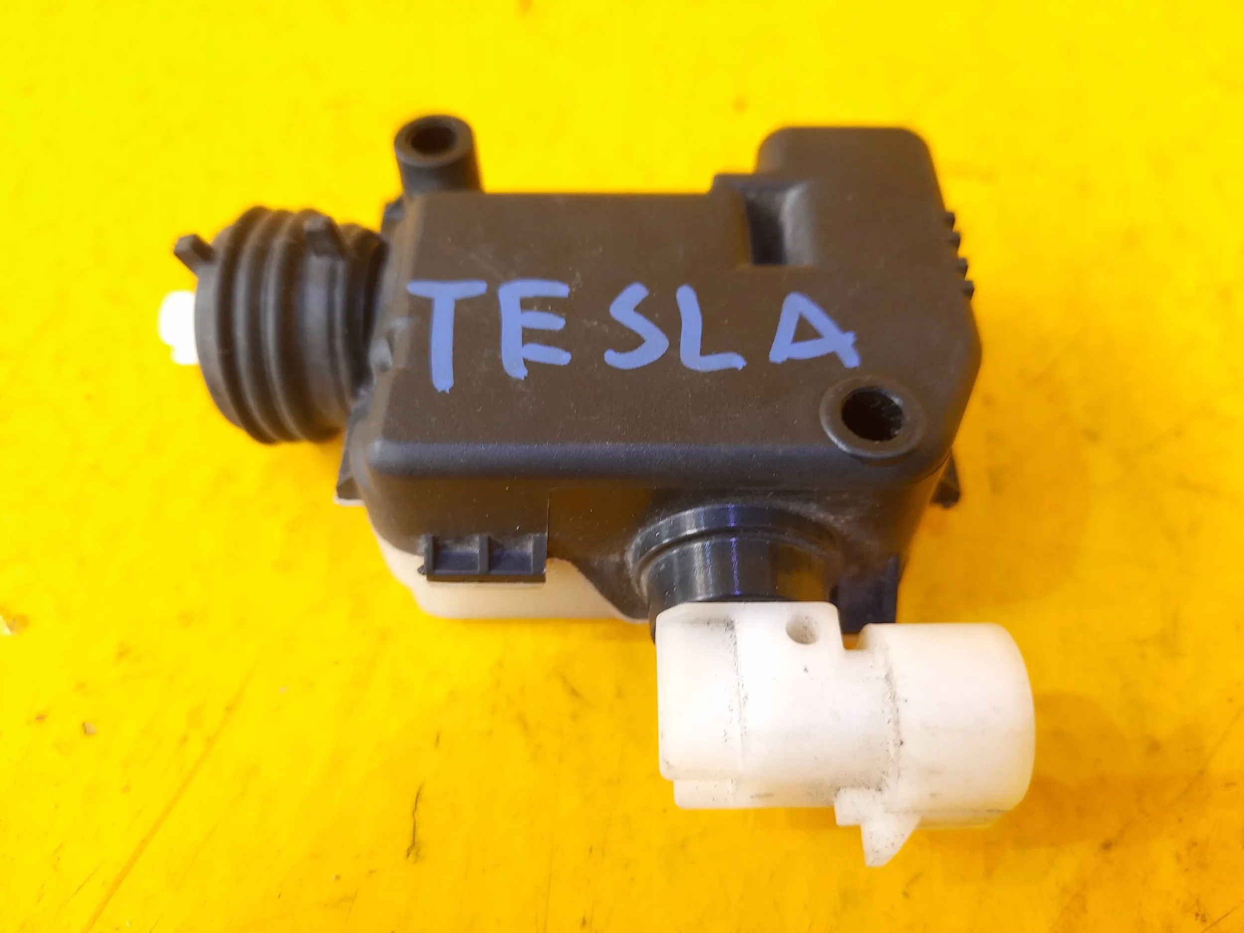 Тесла Модель 3 привід замку капота A1908850053