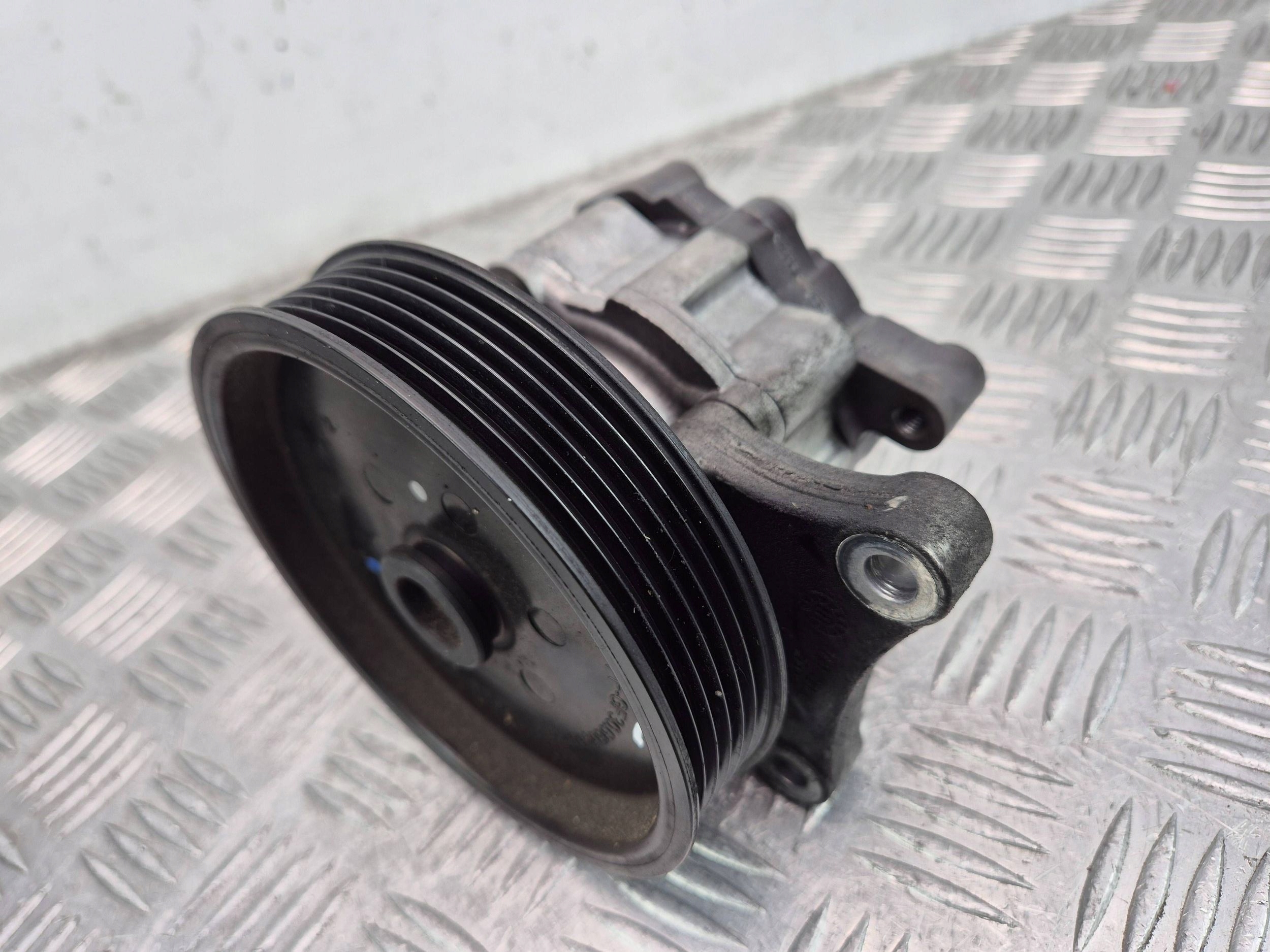 Mercedes E200 CGI W212 servo pump A0064667601 M271