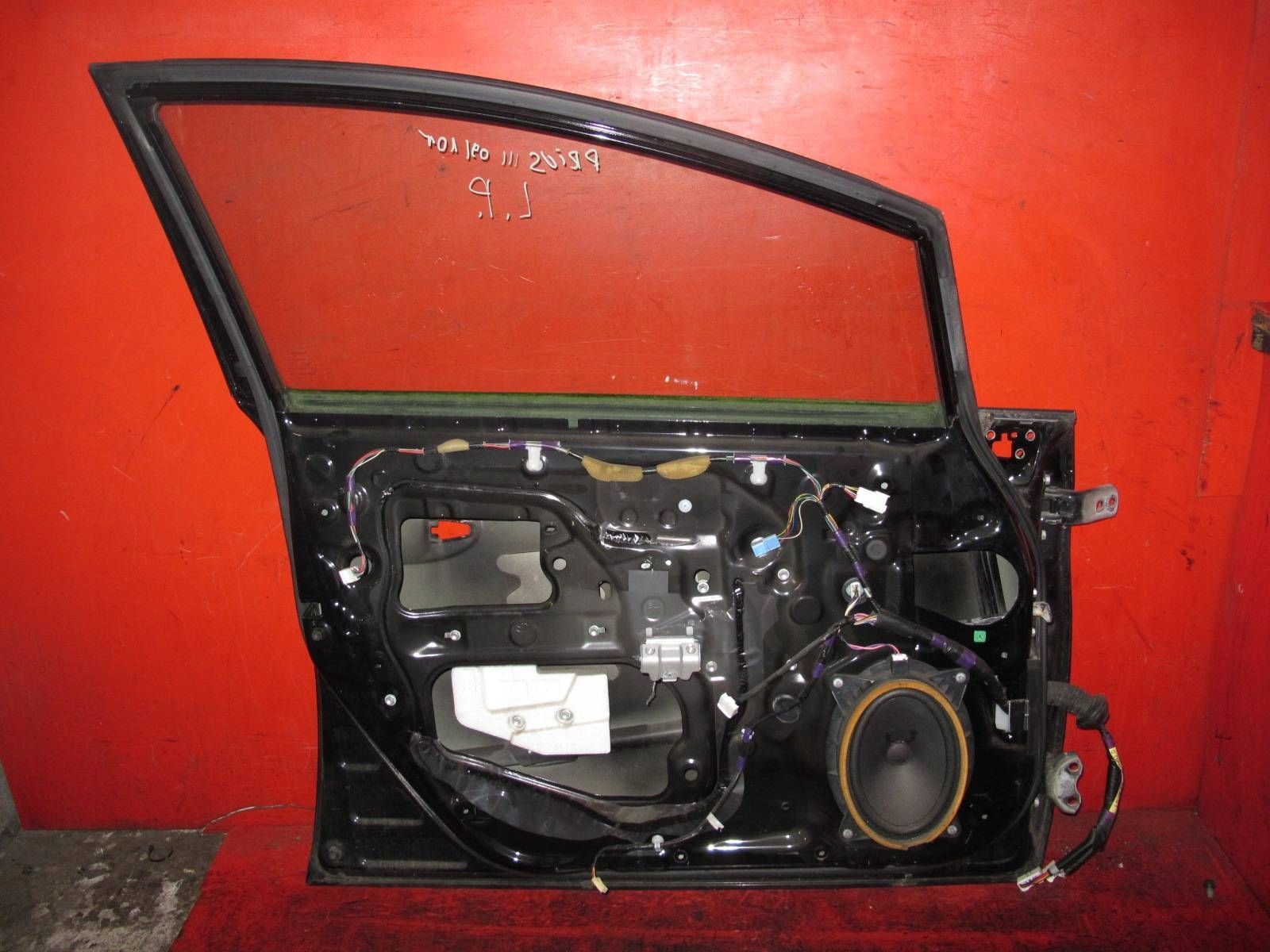 TOYOTA PRIUS 3 III W3 09- door left front front black, 202