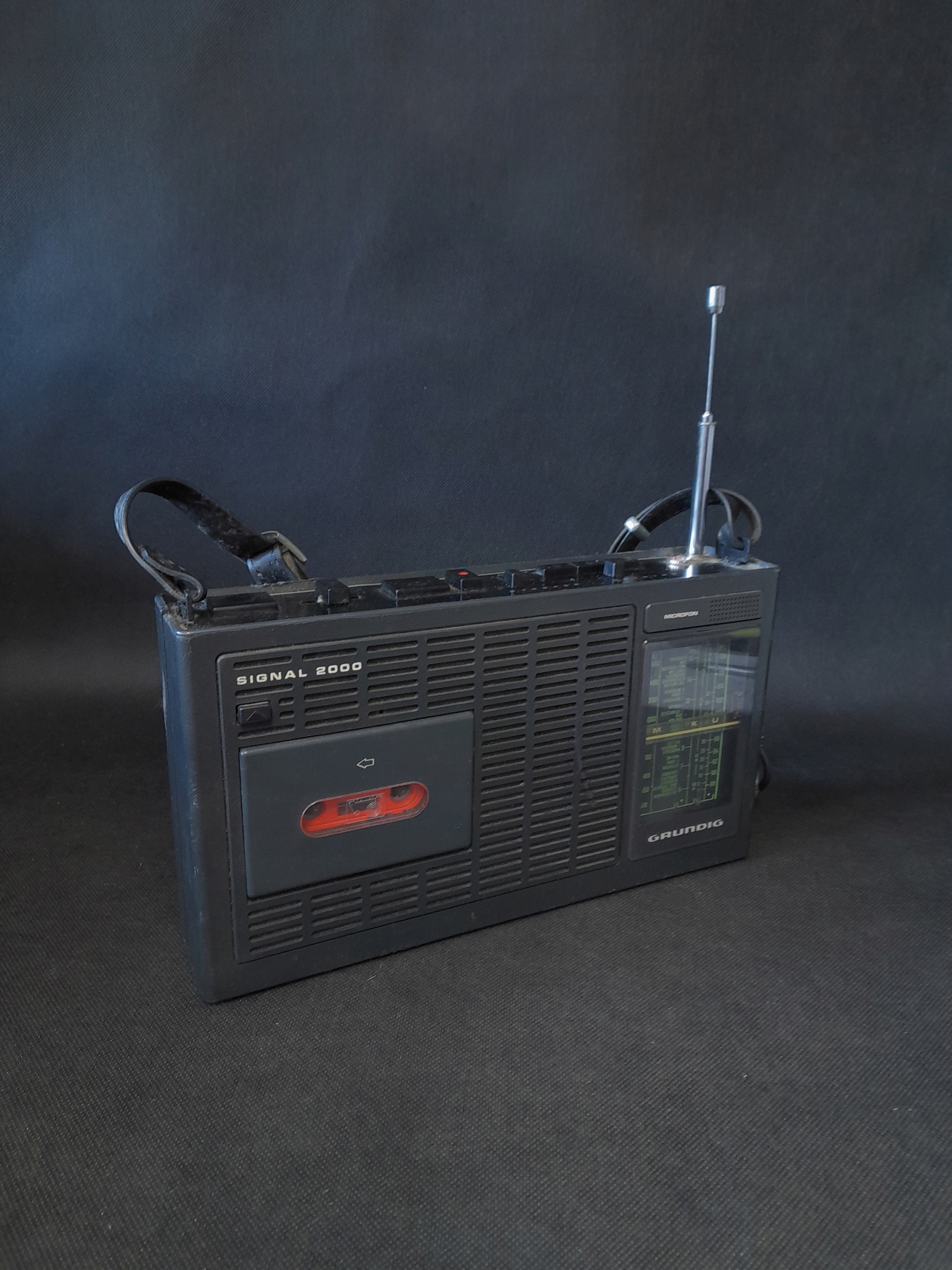 Zabytkowe przenośne radio Grundig Signal 2000