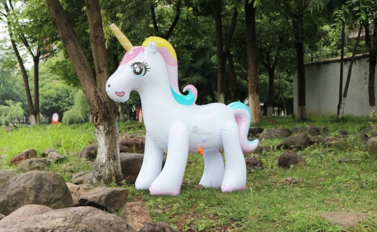 DMUCHANY JEDNOROŻEC UNICORN ZRASZCZ OGRÓD 140CM Kod producenta IL10919