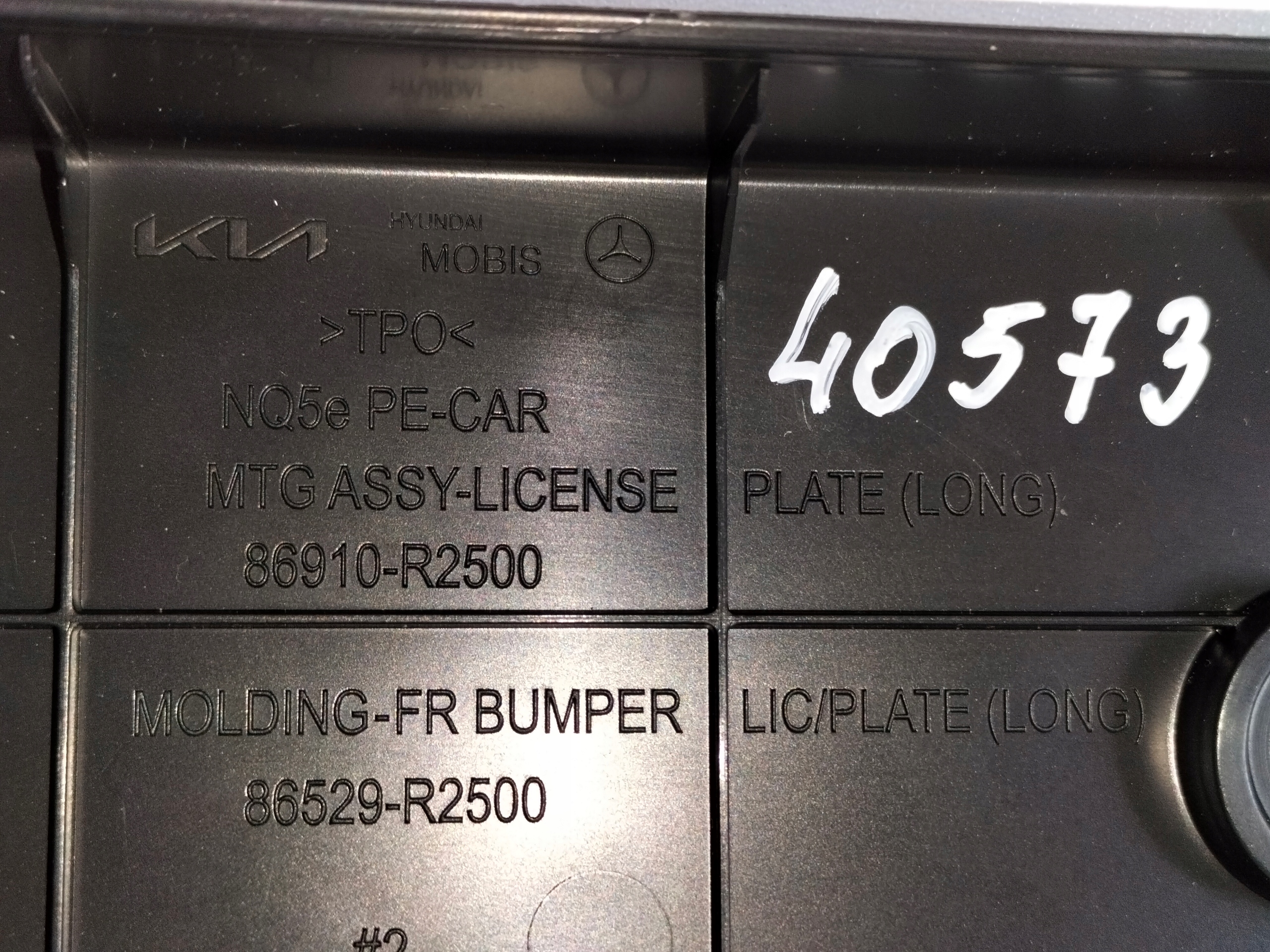 pad below tablice registration front KIA SPORTAGE 5 V LIFT 25