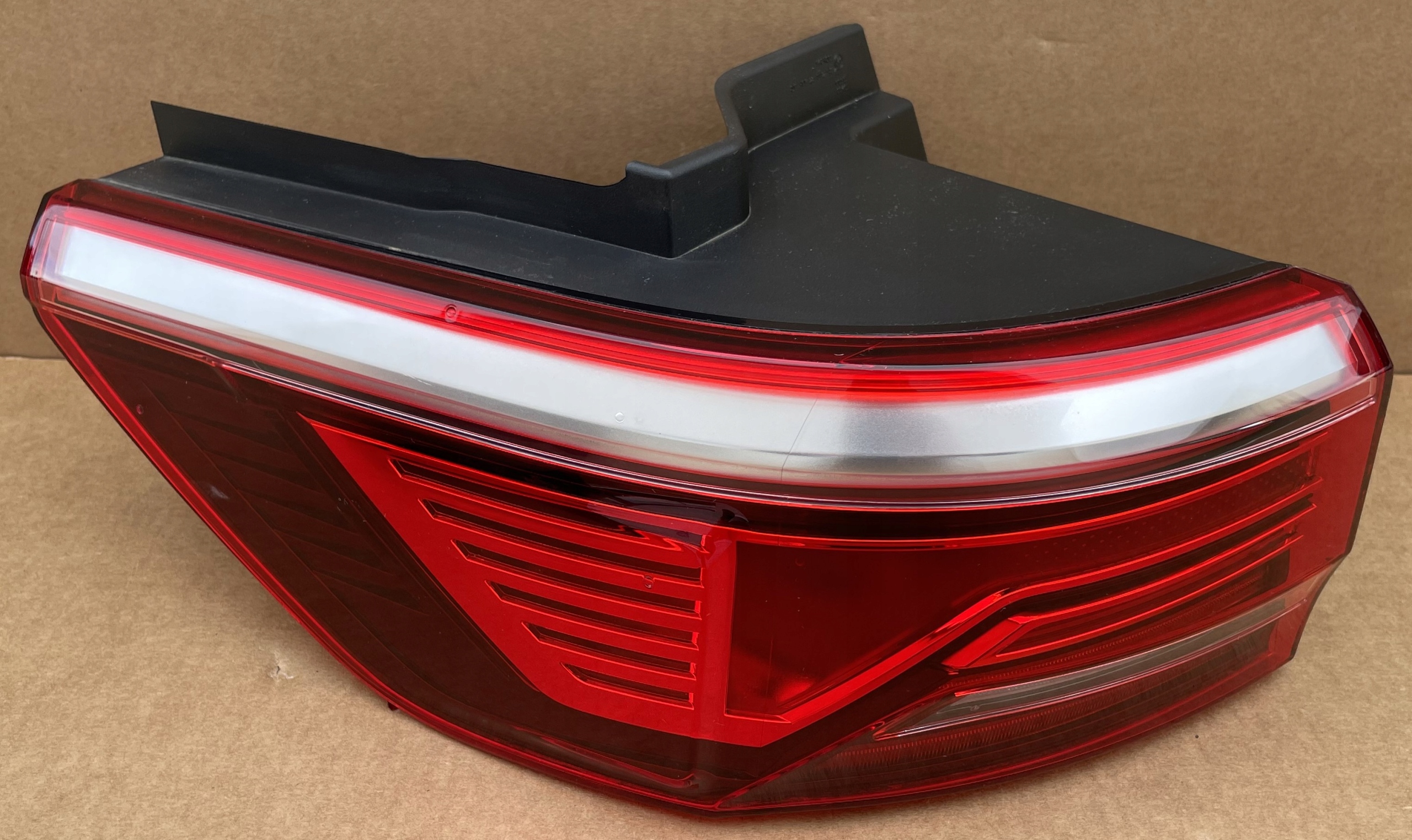 VW T7 MULTIVAN 2023- FULL LED LEWA TYLNA LAMPA ORYGINAŁ 7T0945095D