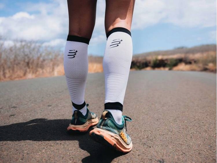 COMPRESSPORT Opaski kompresyjne na łydki R2V3 T2 Kolor dominujący biały