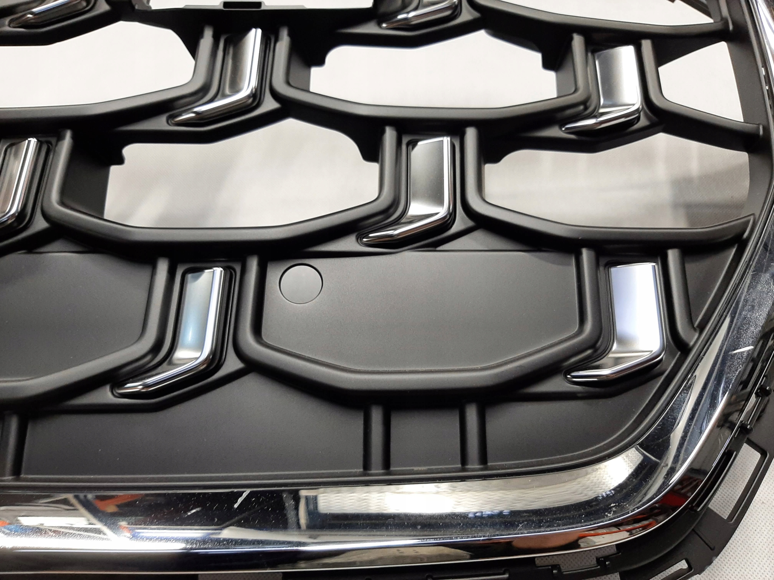 AUDI Q8 S-LINE 2024+ GRILL ATRAPA CHŁODNICY NOWY 4M8853651BR Typ samochodu 4x4/SUV Samochody osobowe