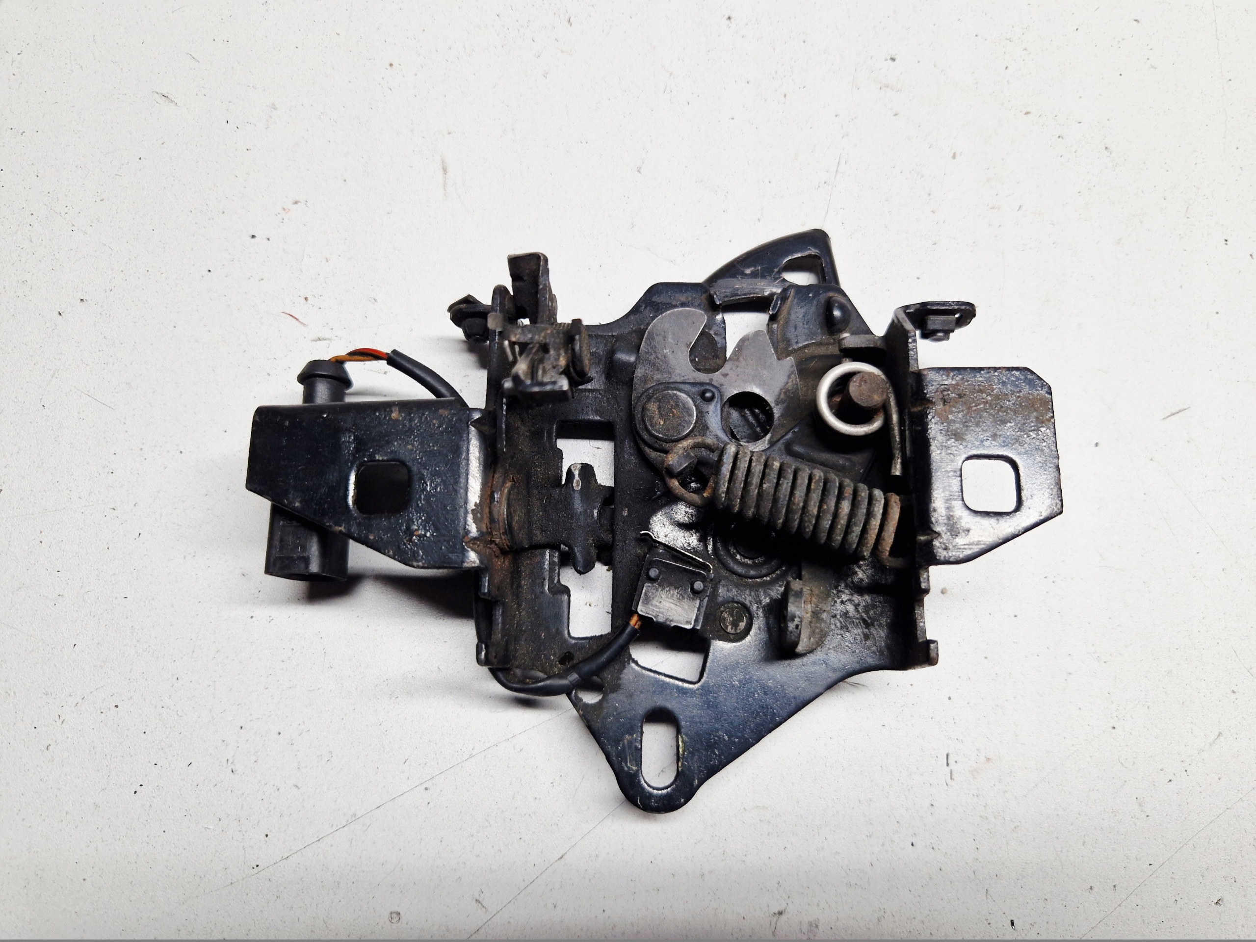 VW PASSAT B5 RYGIEL bonnet latch lock 3B0823509