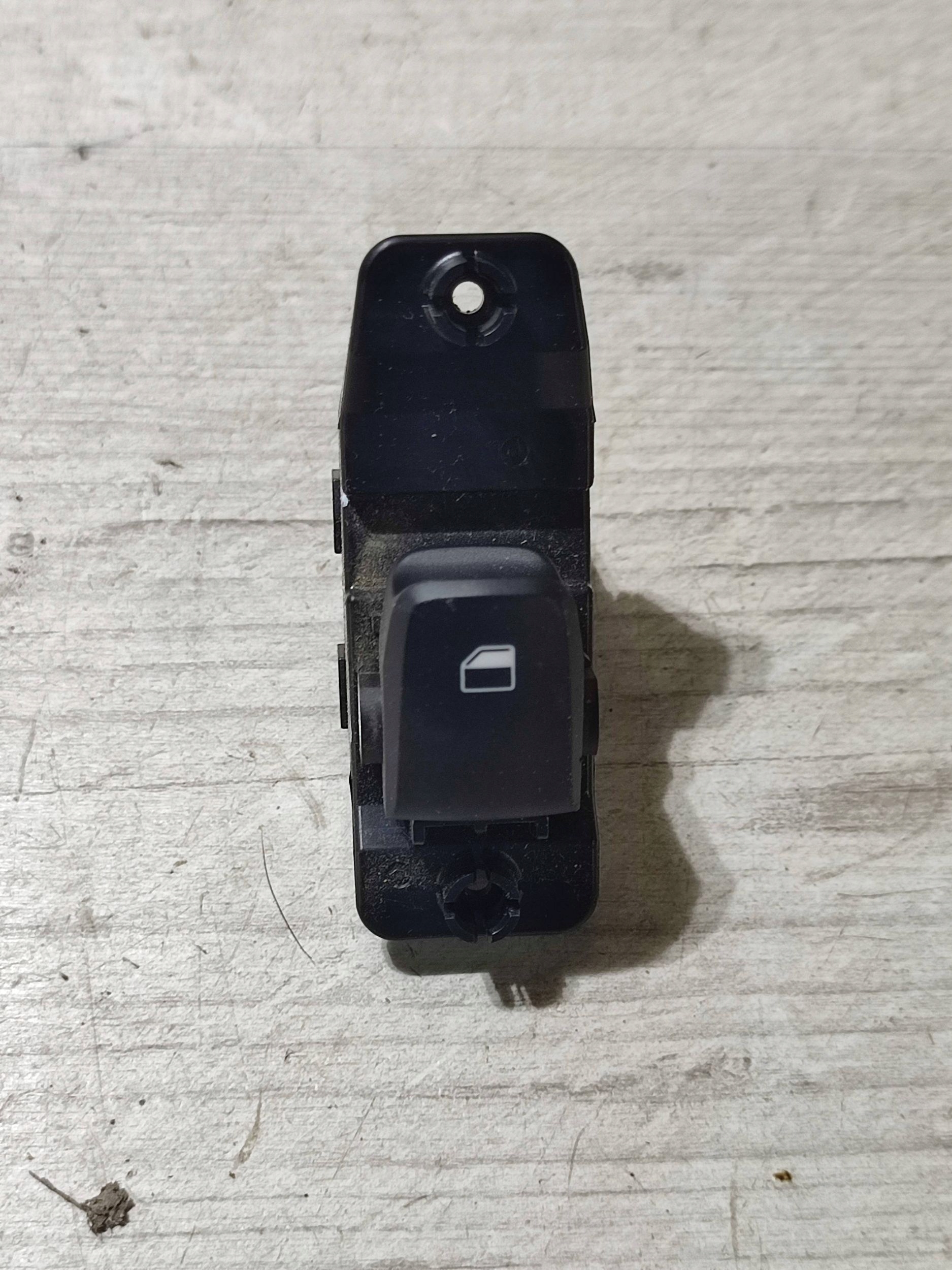 Hyundai Kona and 2018 front side right button of the window
