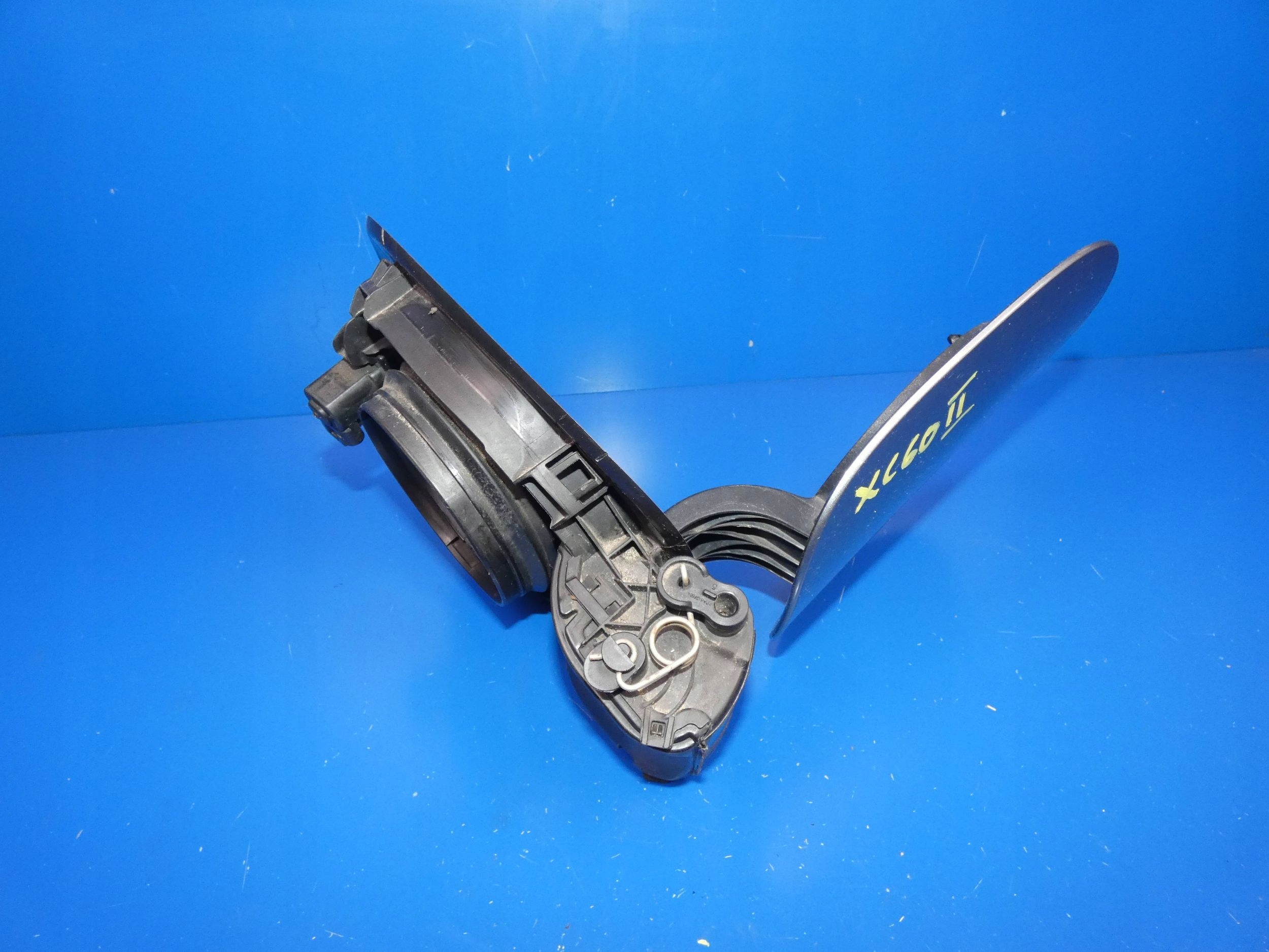 VOLVO XC60 II KLAPKA GNIAZDA ŁADOWANIA ZAWIAS Producent części Volvo OE