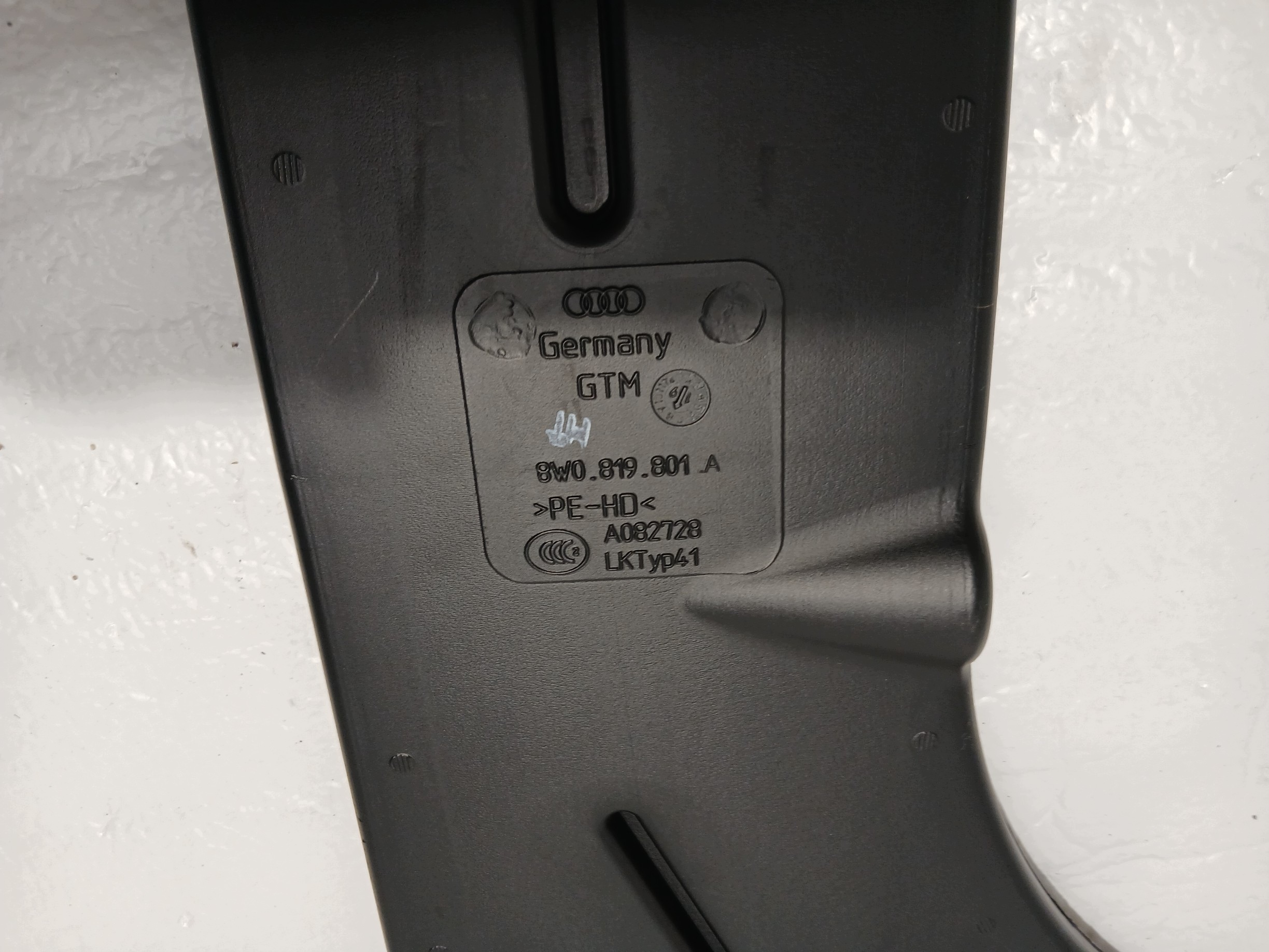 AUDI A4 B9 LIFT TUNEL intake air left 8W0819801A