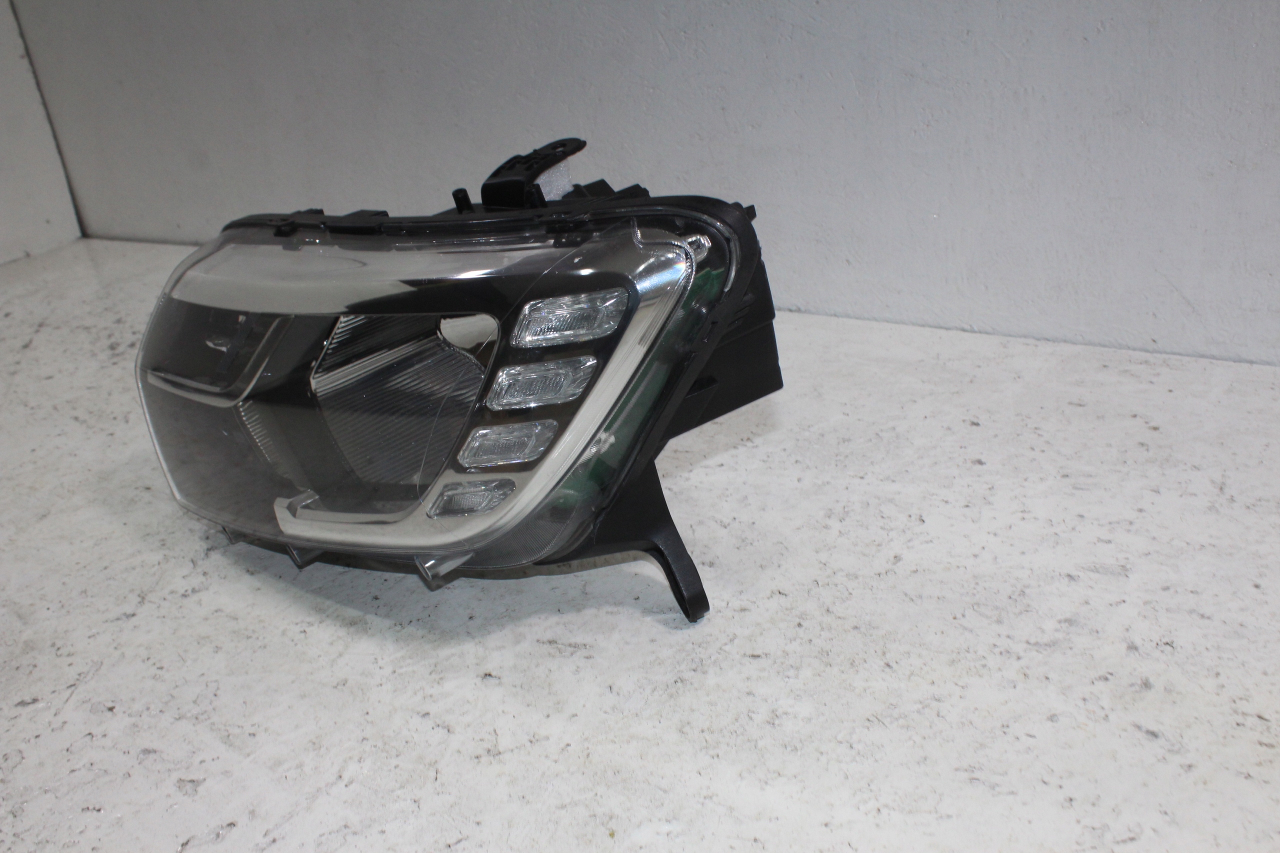 Dacia Sandero II lift light left front 260608143R