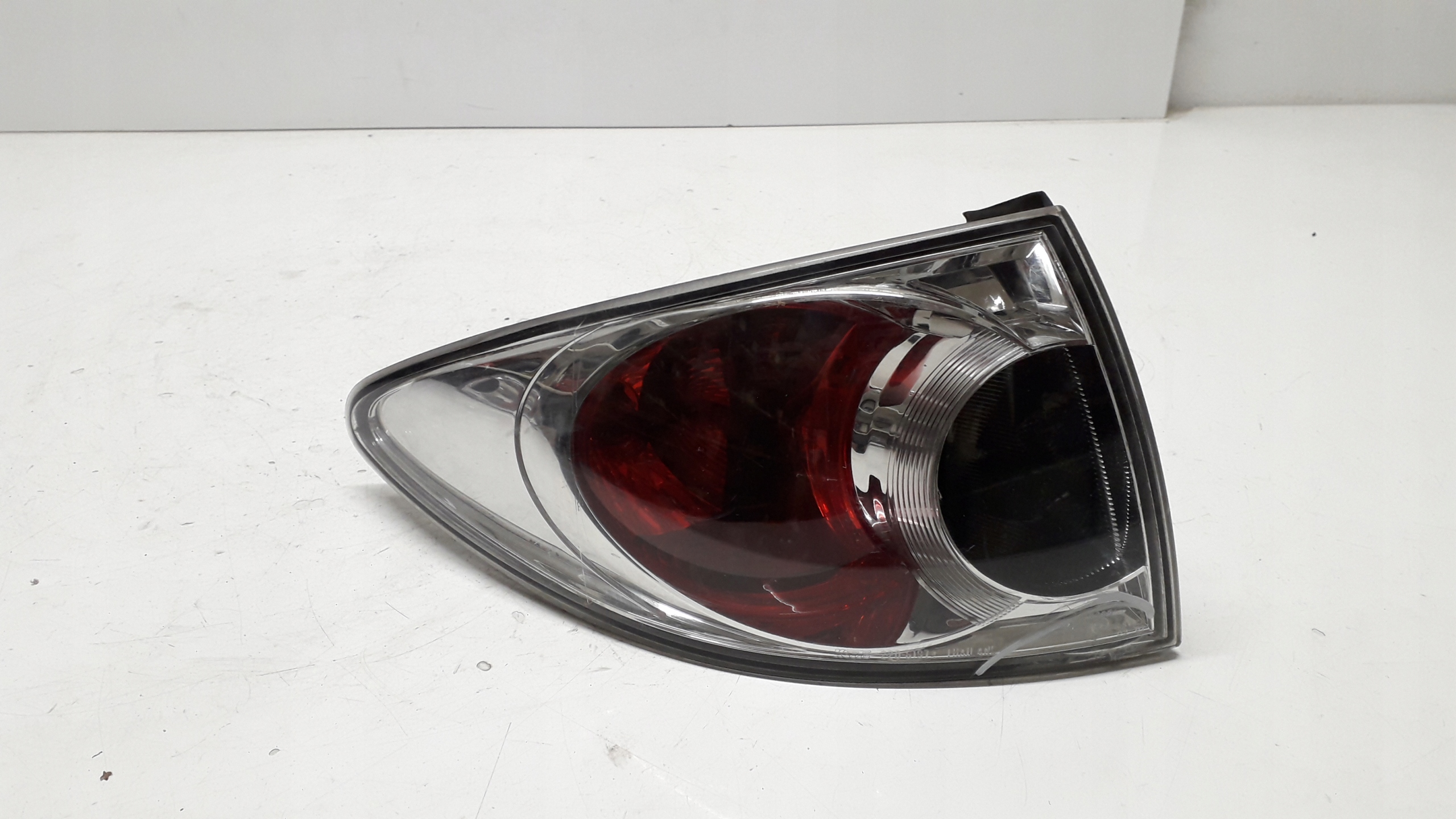 MAZDA 6 VI KOMBI 02-05 LAMPA LEWA TYLNA W BŁOTNIK