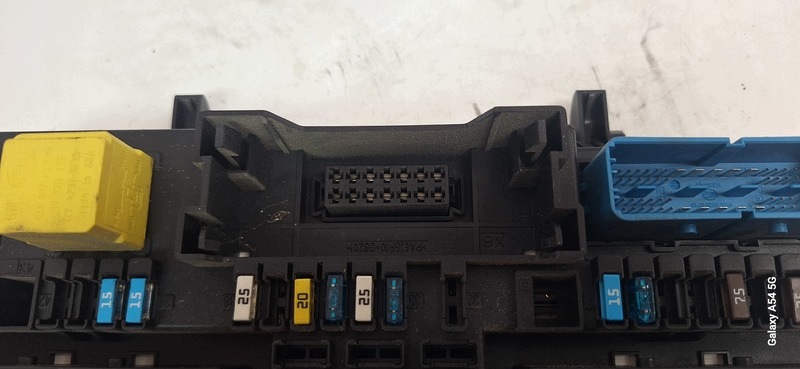 Module fusibles OPEL ZAFIRA B 13220829