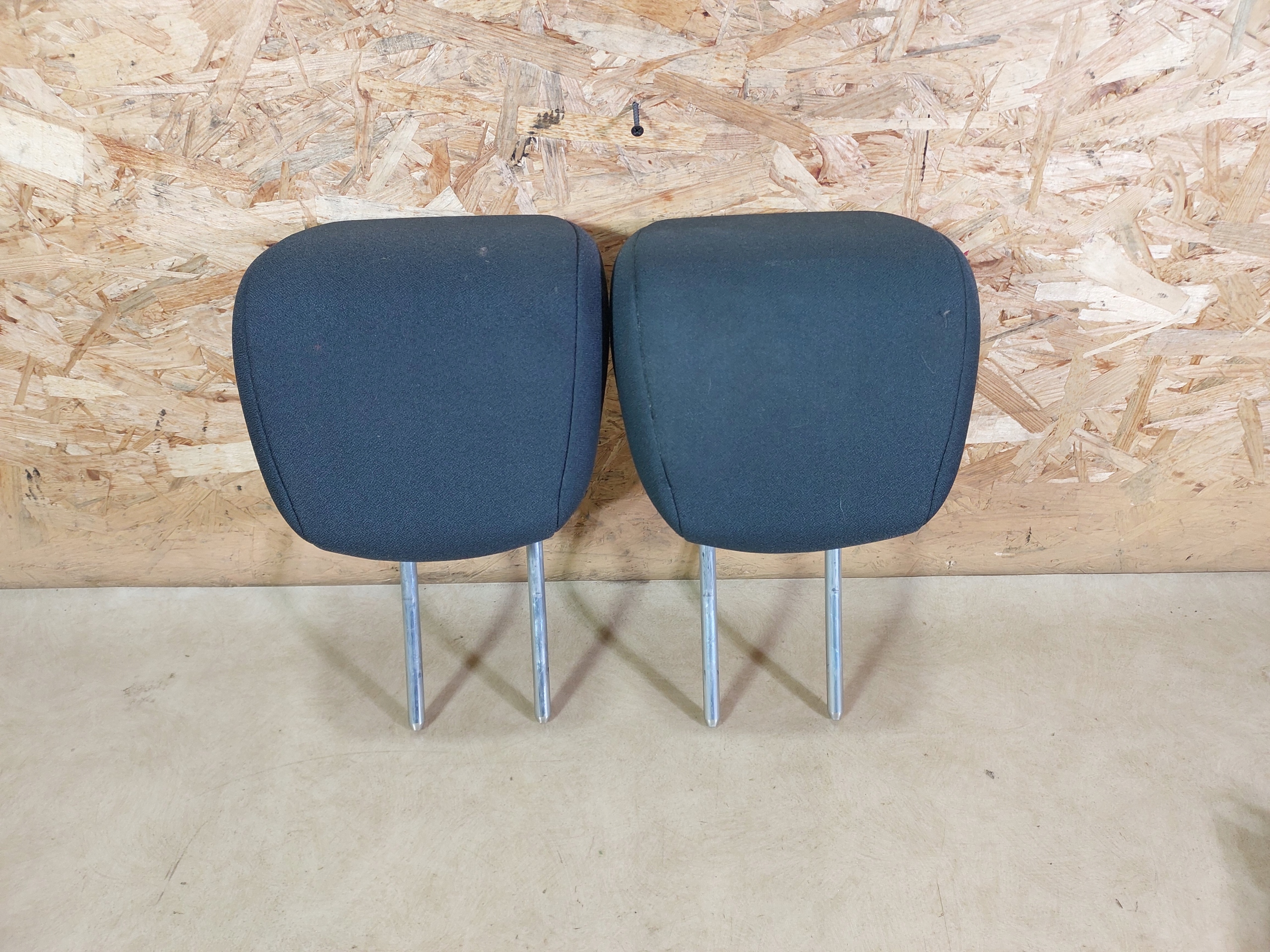 FIESTA MK7 ПІДГОЛІВНИКИ ЗЗАДУ