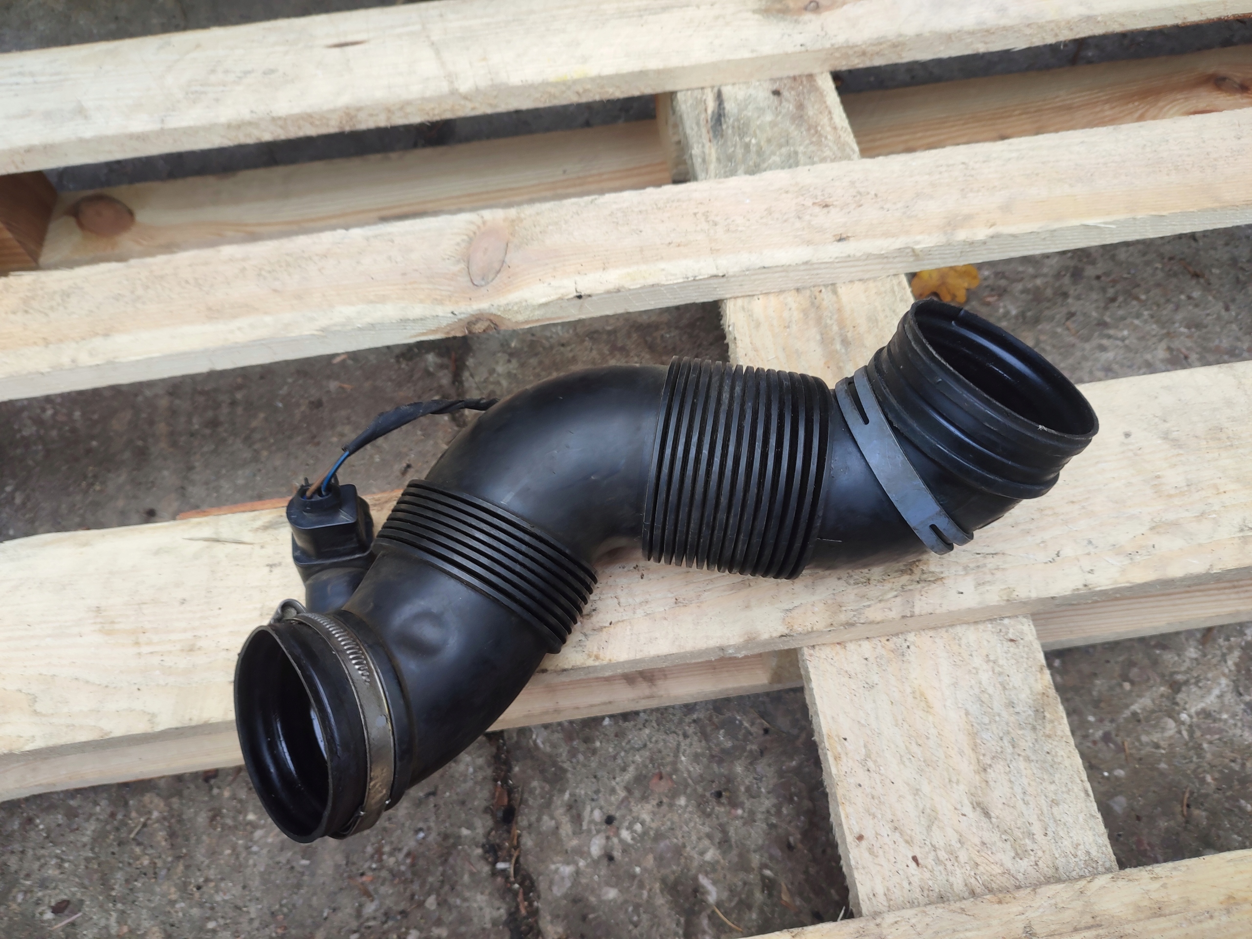 trouba hadice intercoolera VW AUDI SKODA 1.6 TDI 3C0129654AG