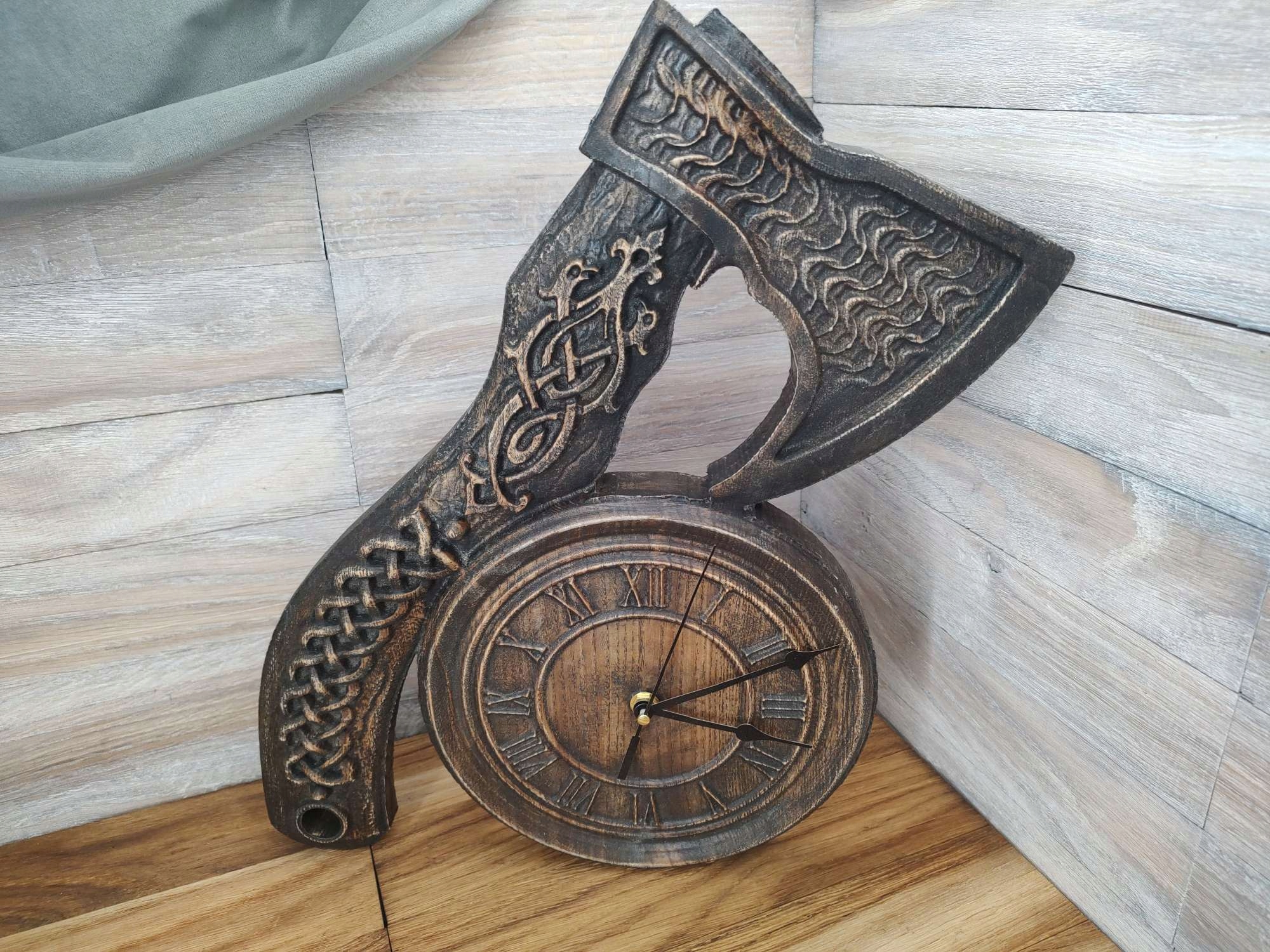 Dřevěné nástěnné hodiny sekera originální dárek 40 cm dřevo unikátní