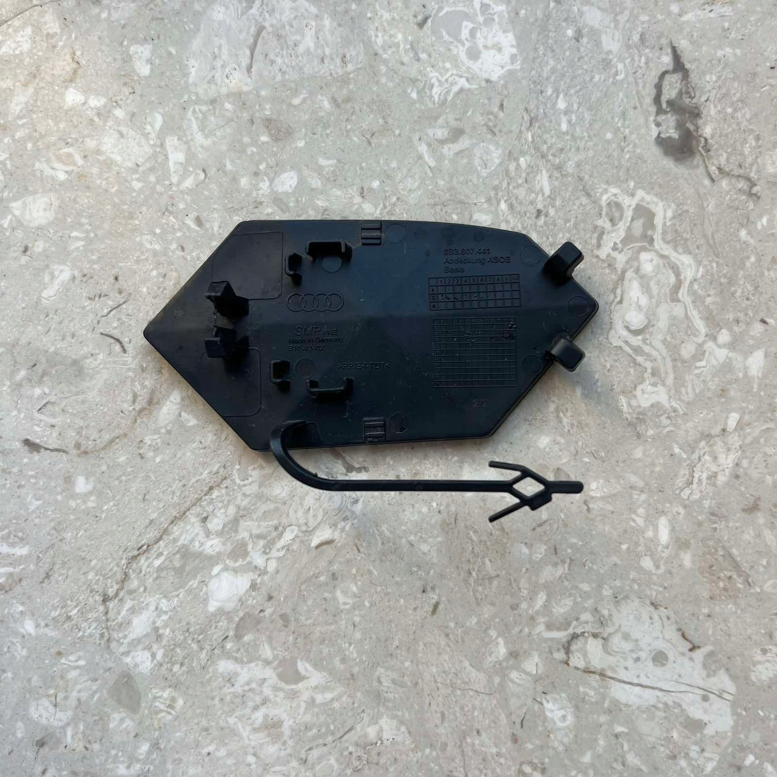 Audi A5 B10 8B3 Abschleppöse der Stoßstange heck hinten 8B3807441
