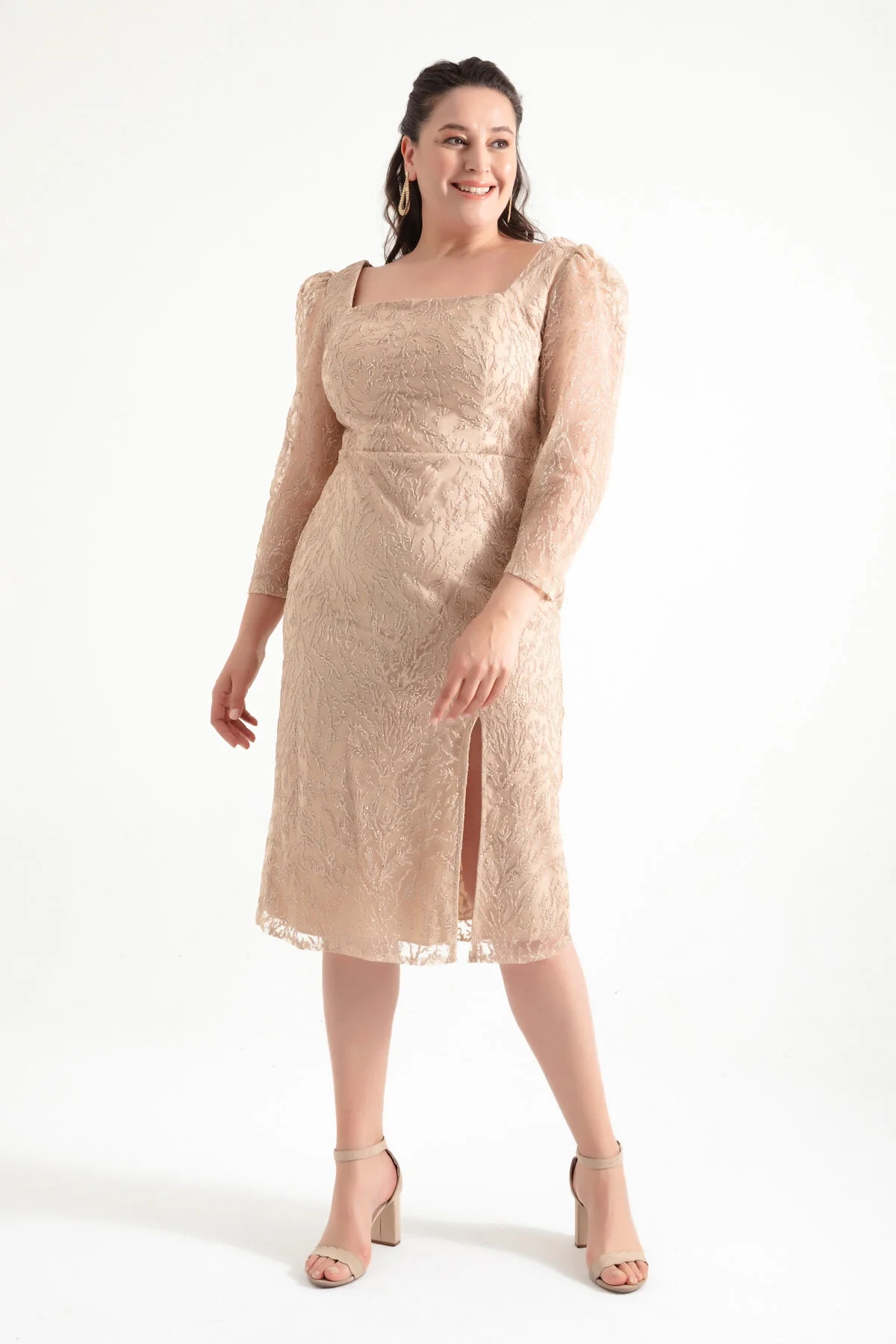 Béžové Šaty Plus Size S Vráskami A Rozparkem 46 5G