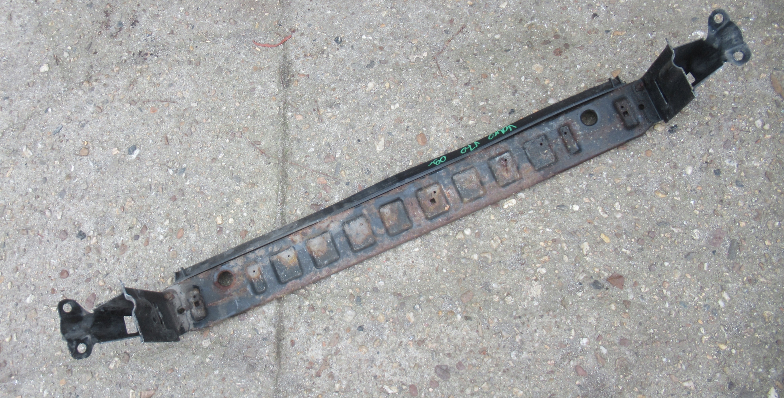 VOLVO V70 2.0 D 09R pillar bumper support front