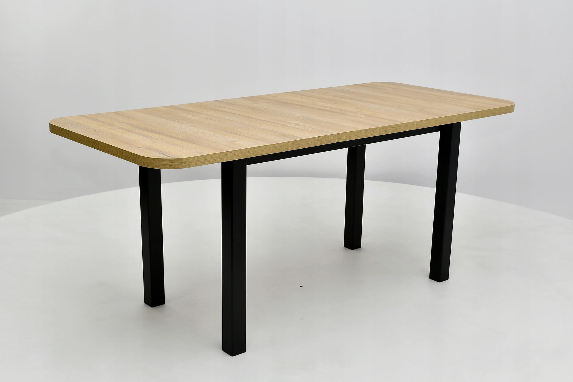 rozkładany stół, zaokrąglone rogi, blat dąb grandson, podstawa, nogi czarne Marka Sandow