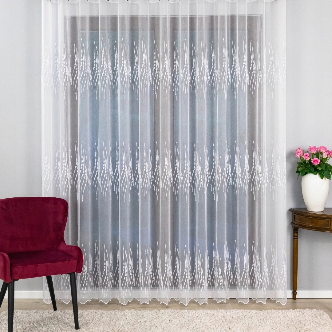 Hotová záclona vyšívaná na markýze Půvabný vzor, šitá v Polsku 450X225