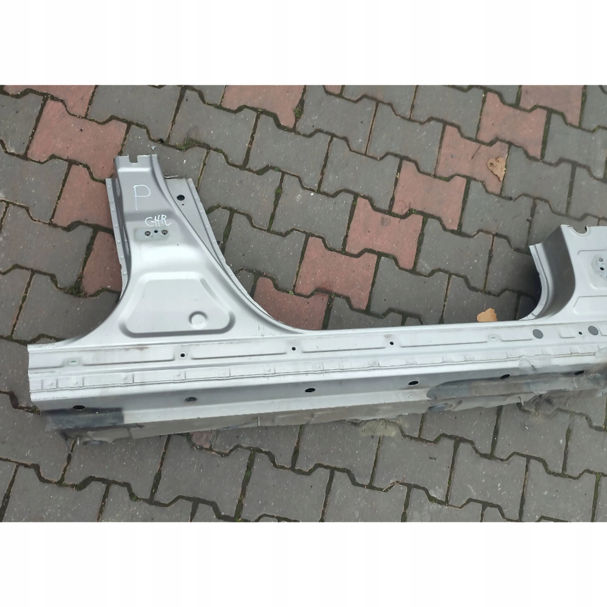 Toyota C-HR and 2019 right side threshold