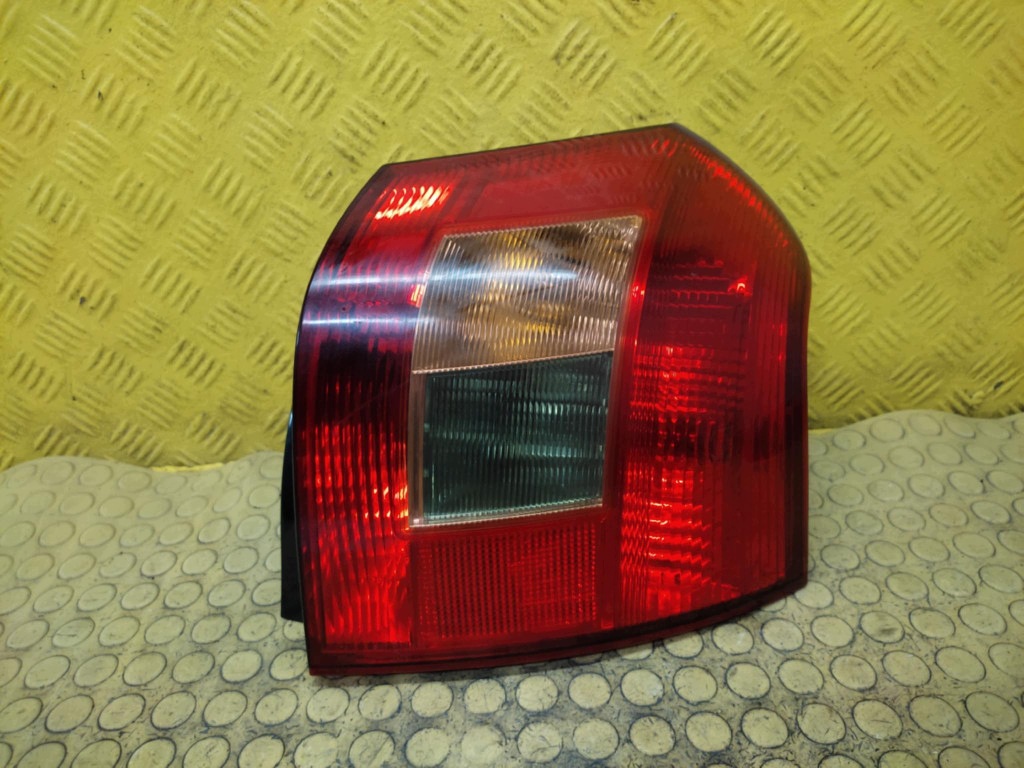 TOYOTA COROLLA E12 HB light right rear part