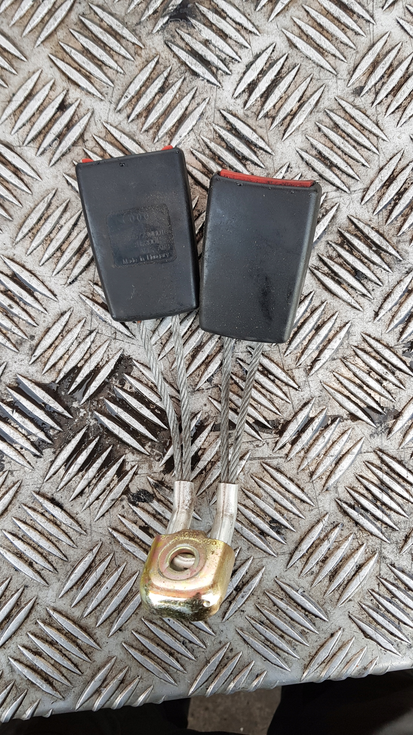 Audi A4 B5 ремней зад средний 4D0857739