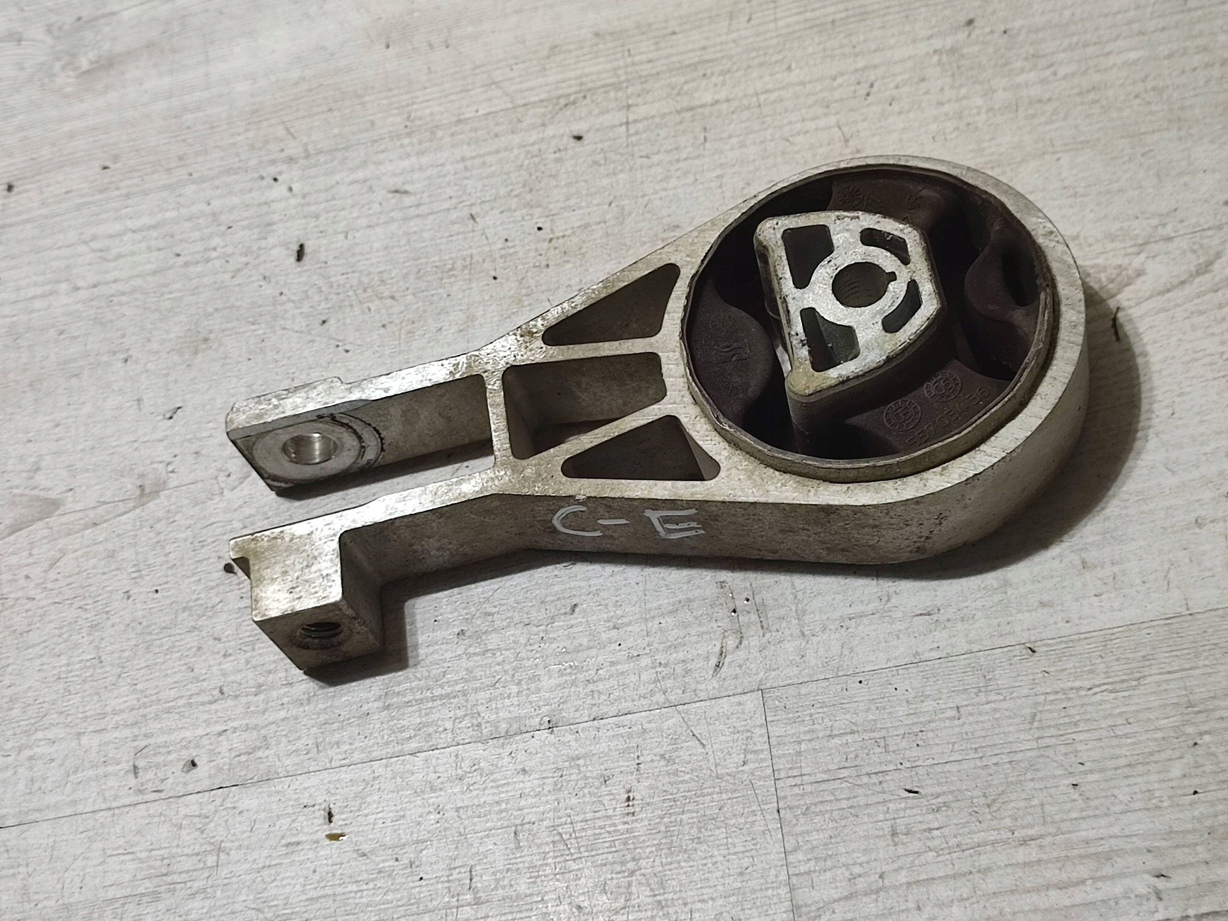 Opel Corsa E 2018 console engine mount