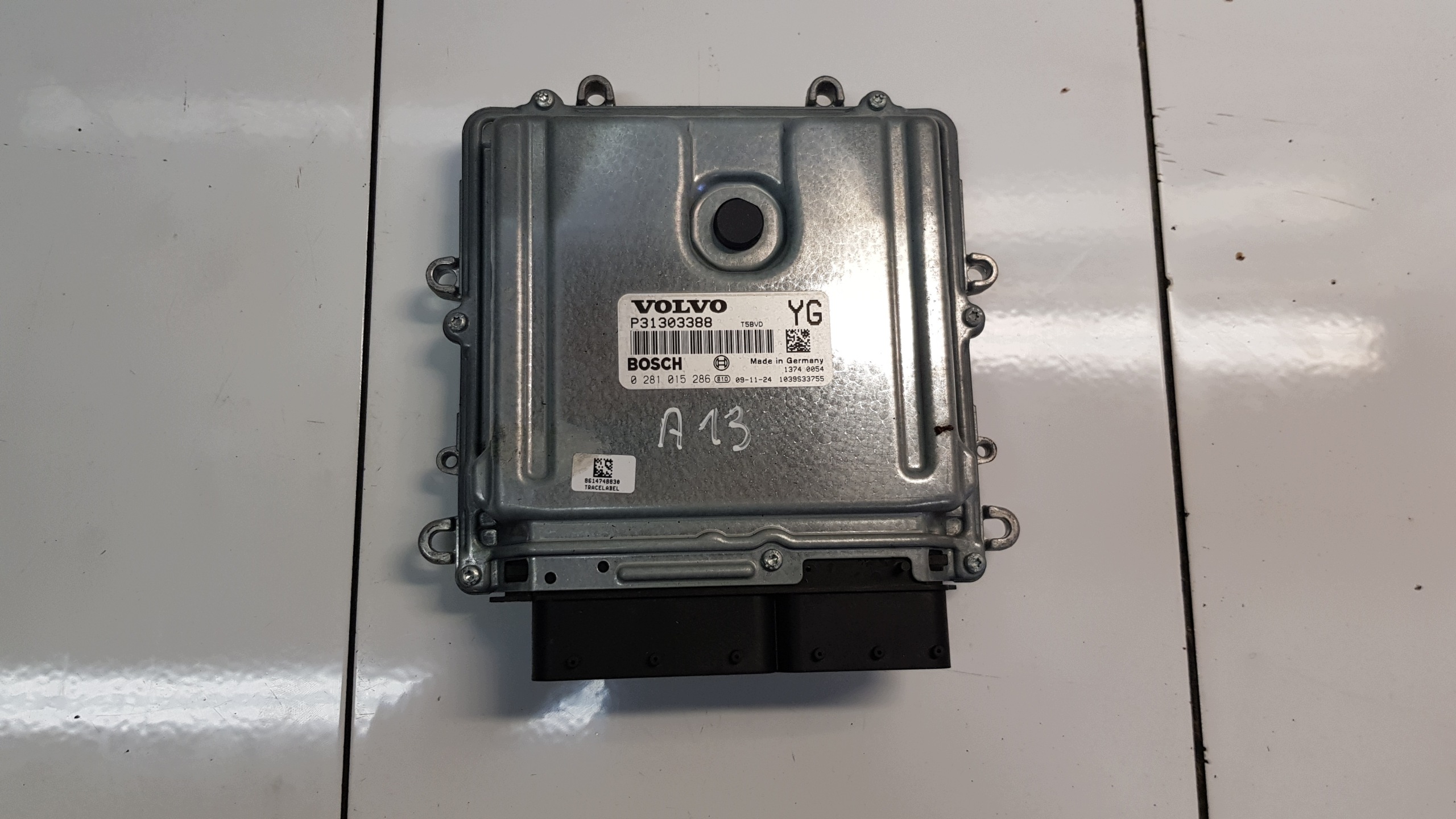 VOLVO S60 II 2.0 D computer control unit of the engine P31303388 0281015286