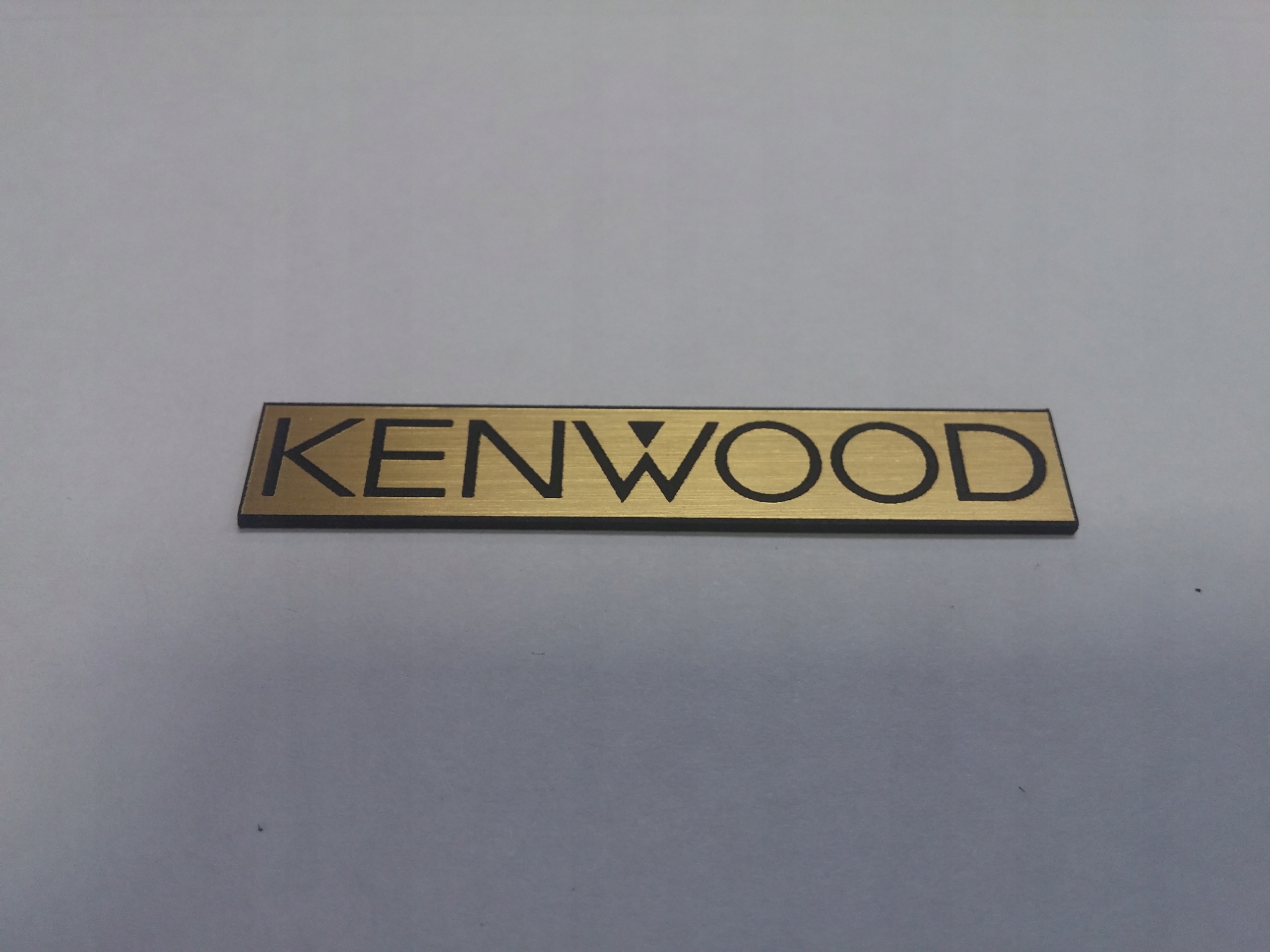 

Kenwood naklejka emblemat 52 x 9 mm *złota