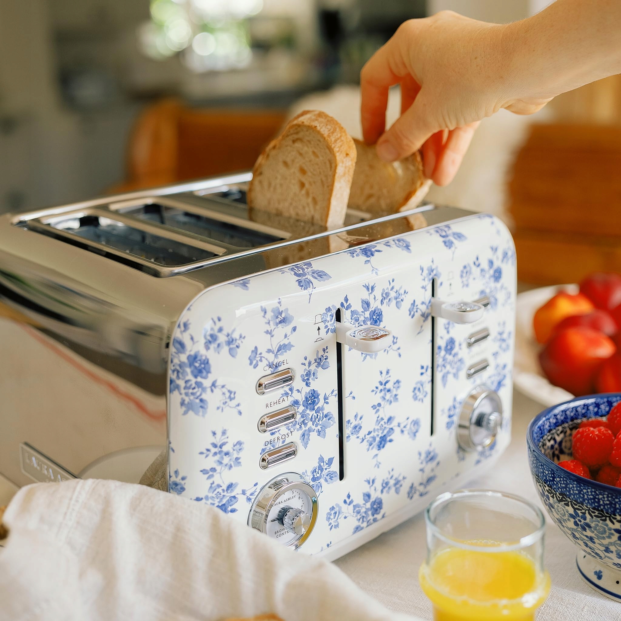 Laura Ashley 4-Slice Toaster: Adjustable, Reheat, Defrost, Vintage Steel — miniatura 3